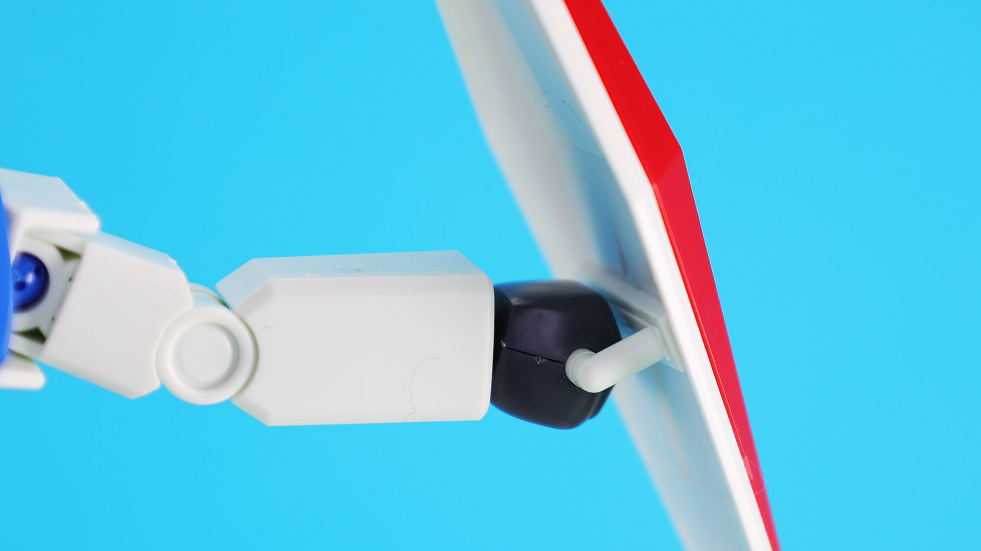 進化した原料によって適度なグリップがあるのである程度ならシールドを構えられます