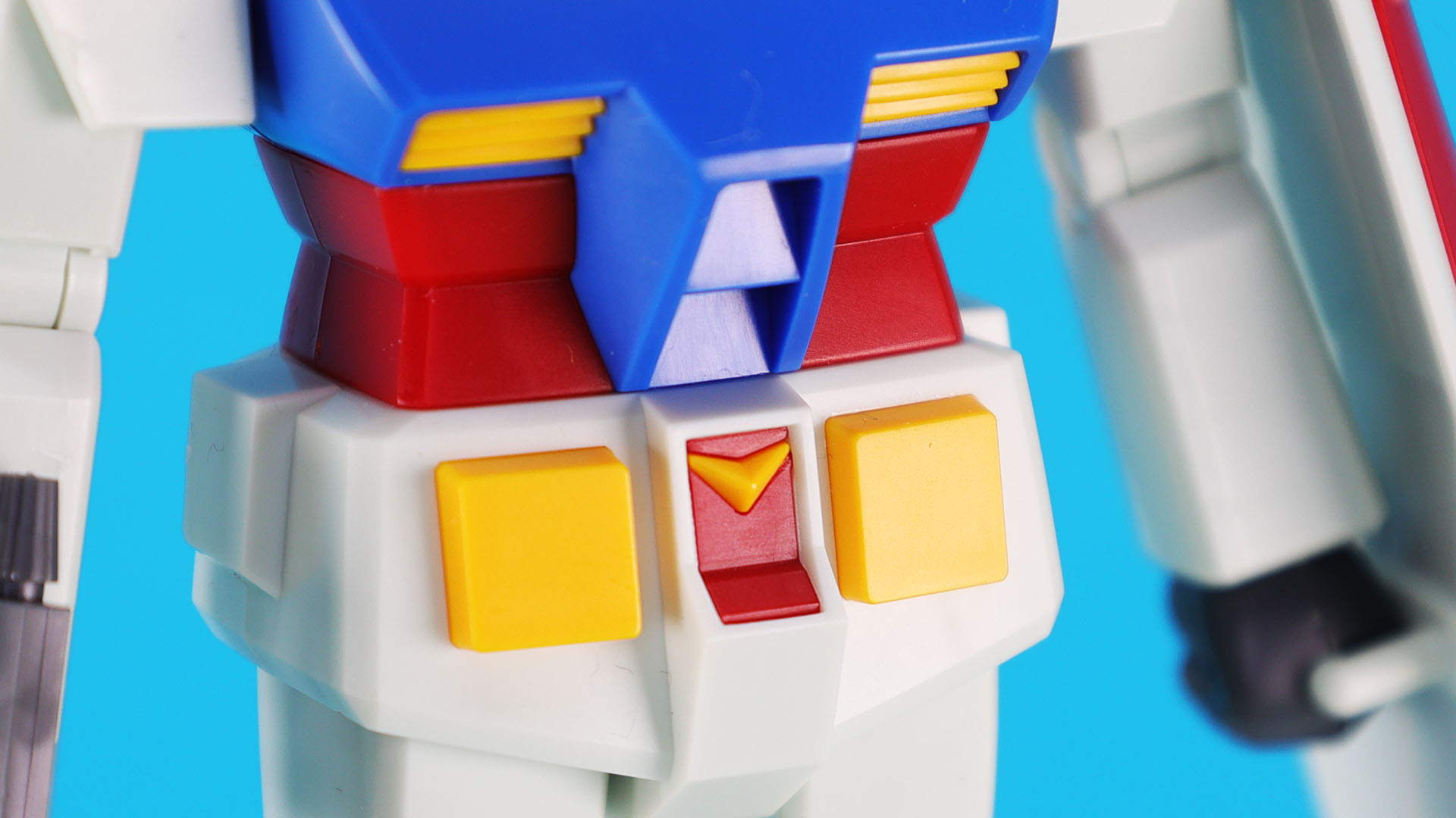 股間の連邦軍V字マークはパーツ分割によって立体的でありシャープです！