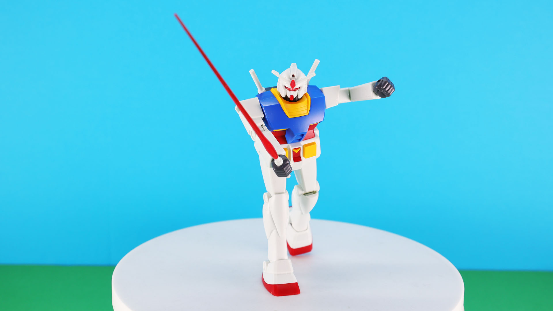 ビーム刃がないビーム・サーベルには別のキットのクリアーのビーム刃を付けられます。これはうれしい仕様！