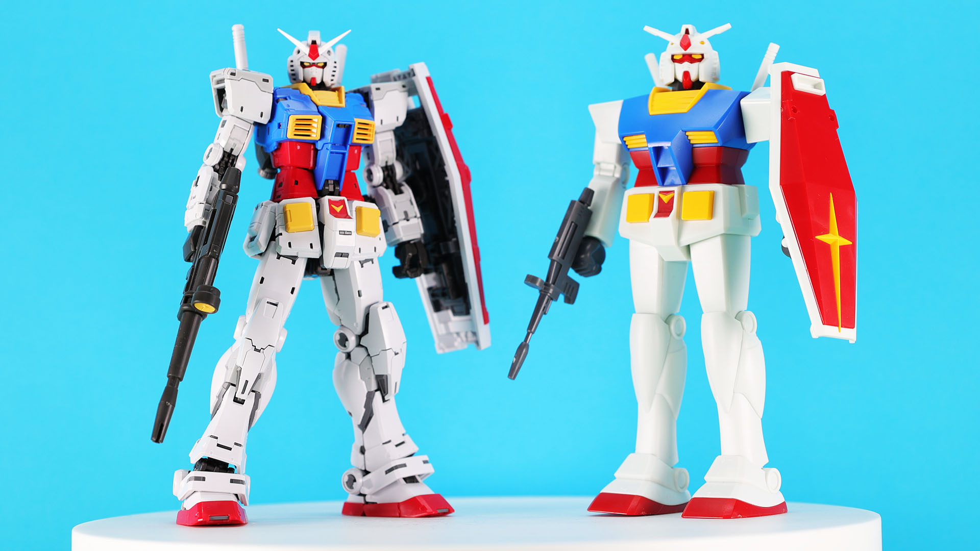 左：「RG 1/144 RX-78-2 ガンダム Ver.2.0」／右「ベストメカコレクション 1/144 RX-78-2 ガンダム (REVIVAL Ver.)」