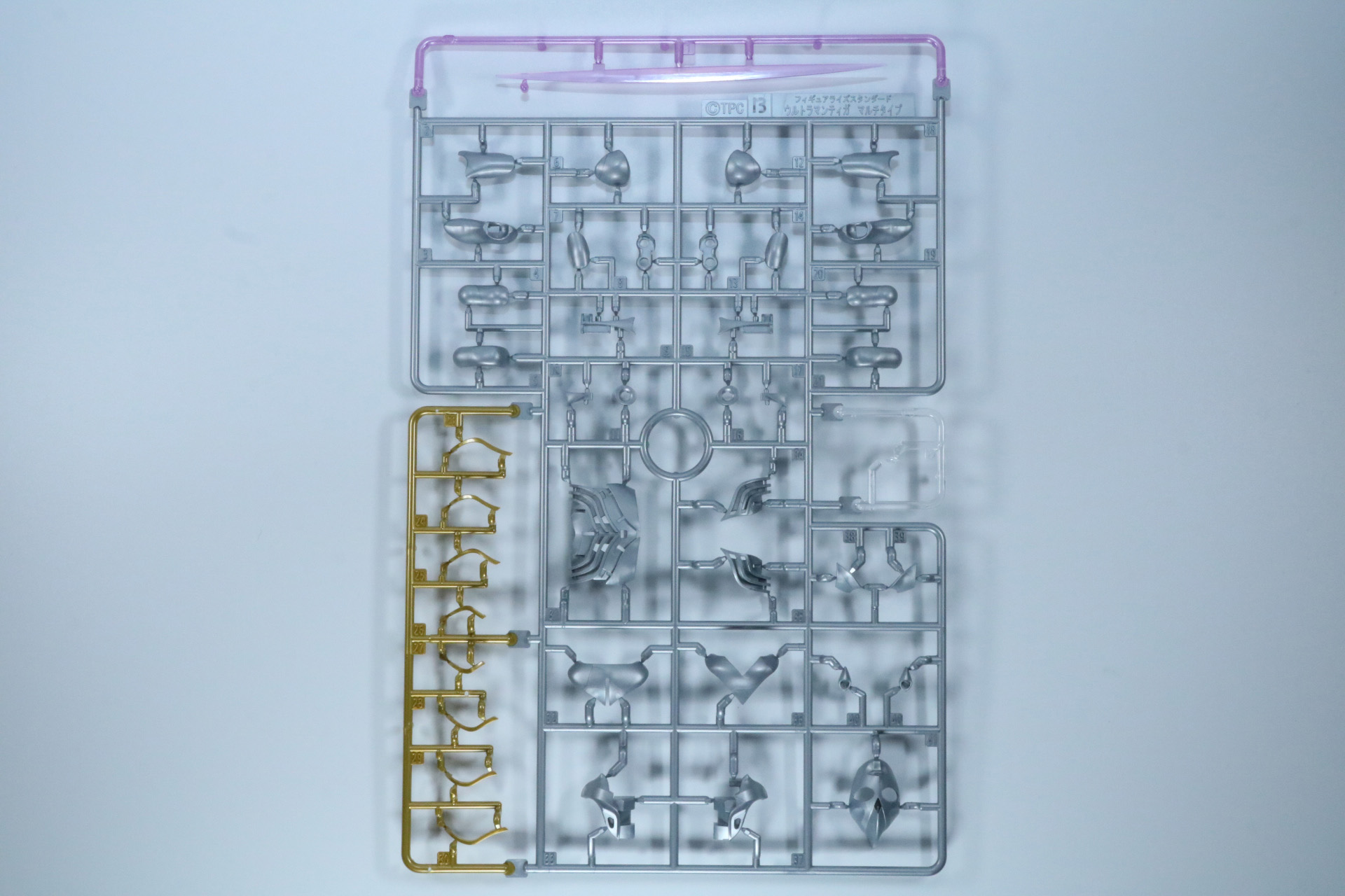 Bパーツ。胸のゴールドのラインパーツやゼペリオン光線をためる際のエフェクトパーツなどが入っている