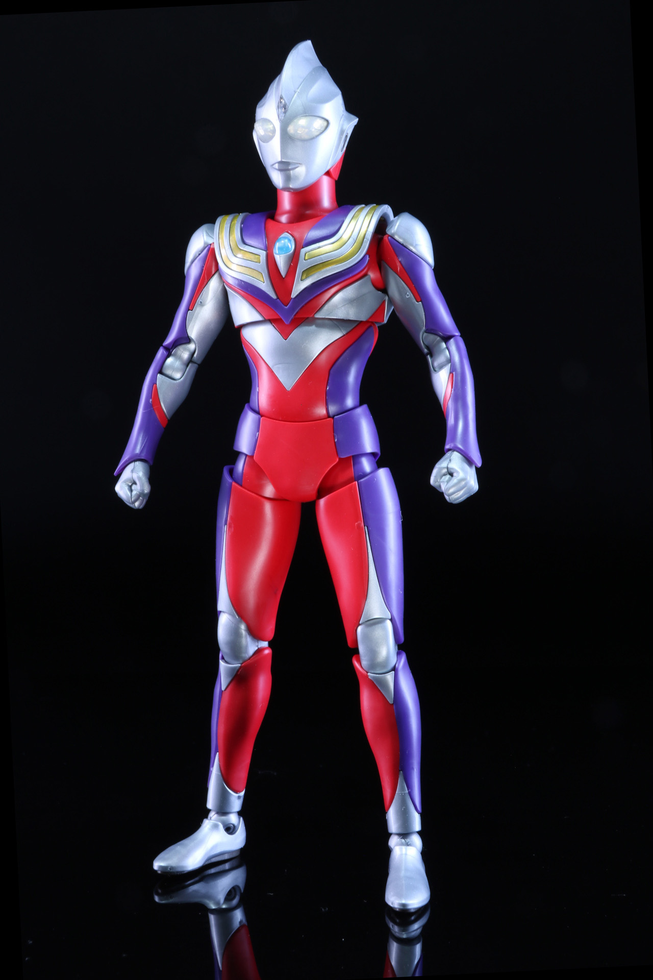 銀、紫、赤の3色で構成されたマルチタイプ