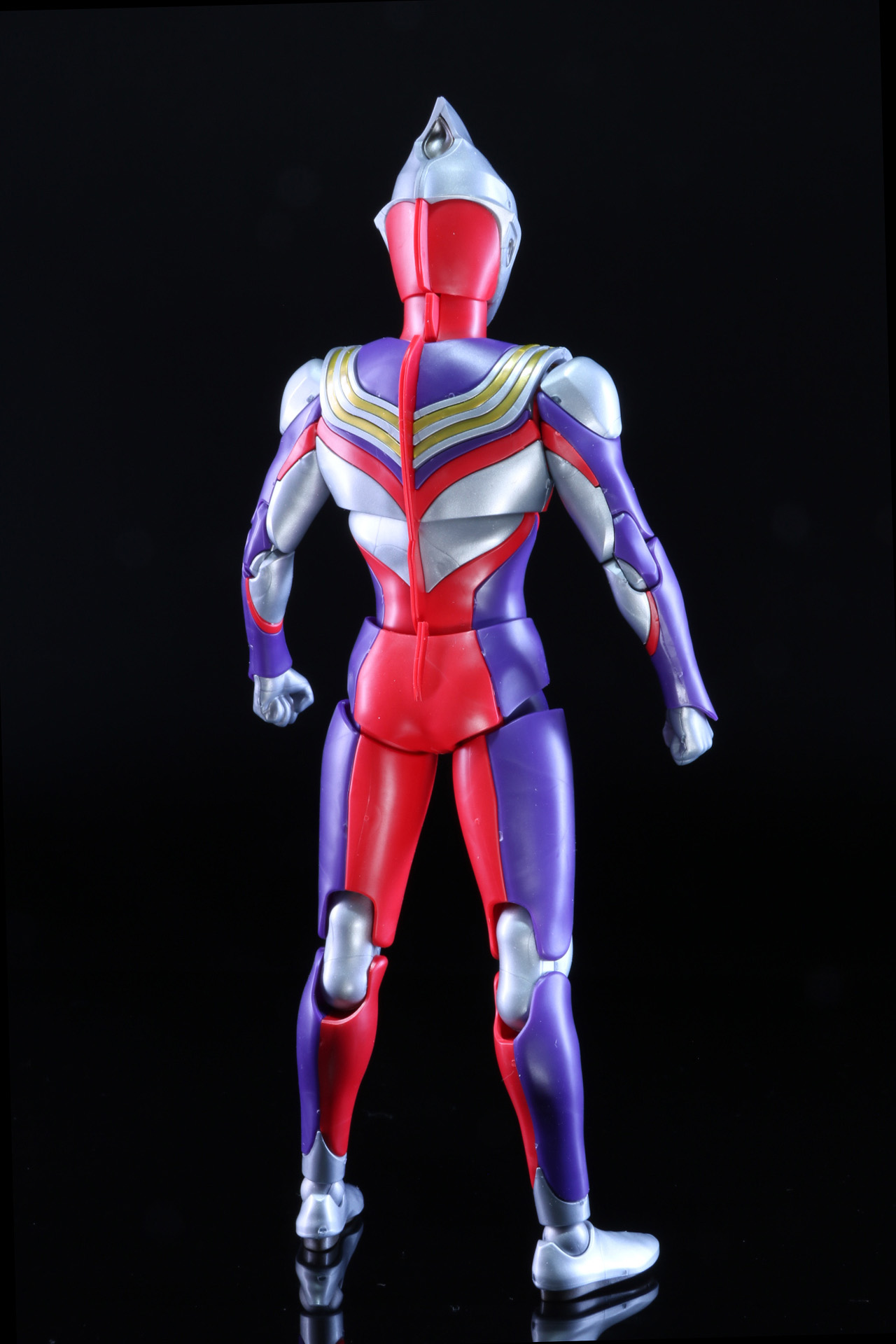 複雑なカラーリングが成型色で表現されている