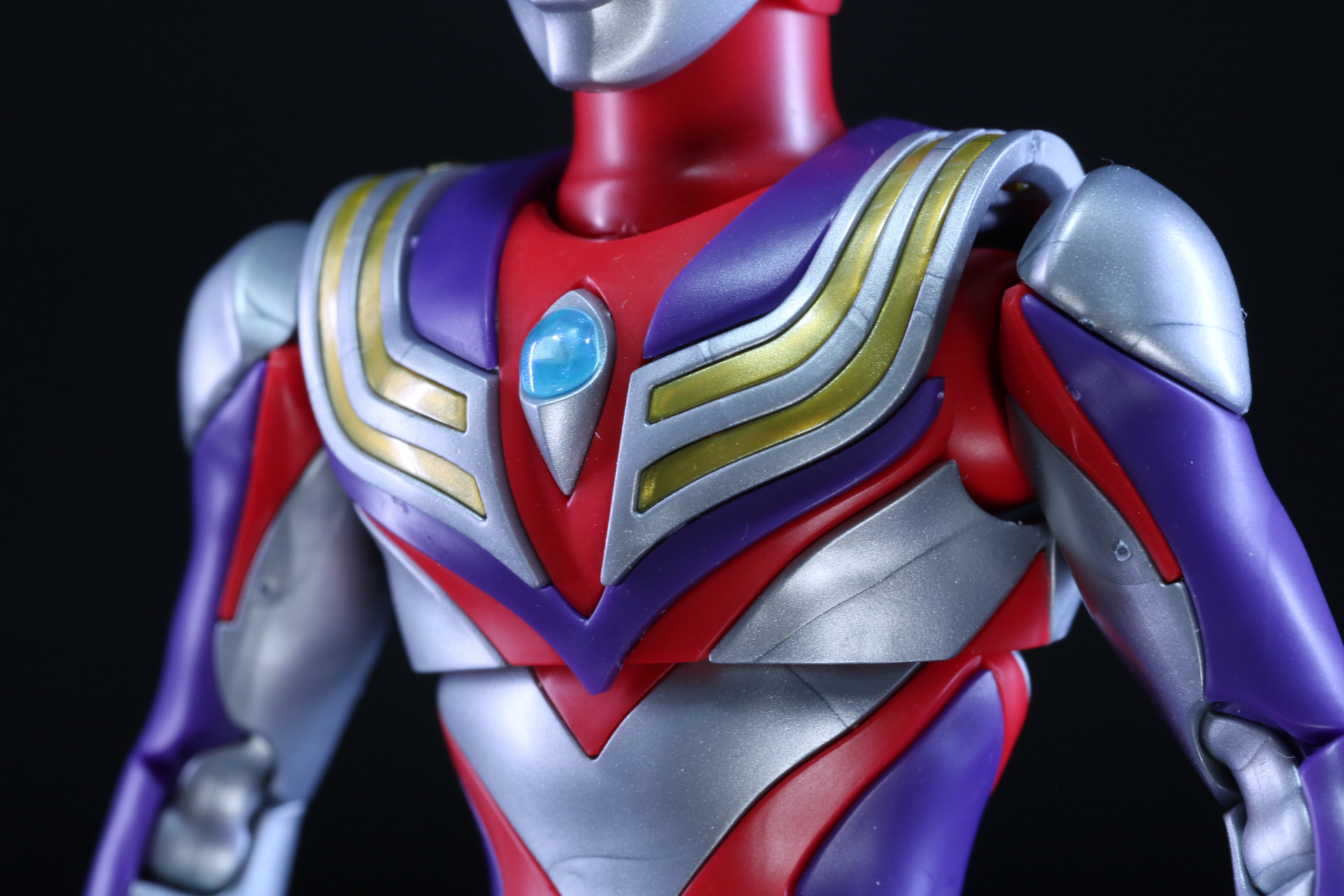 胸のゴールドラインも色分けされている