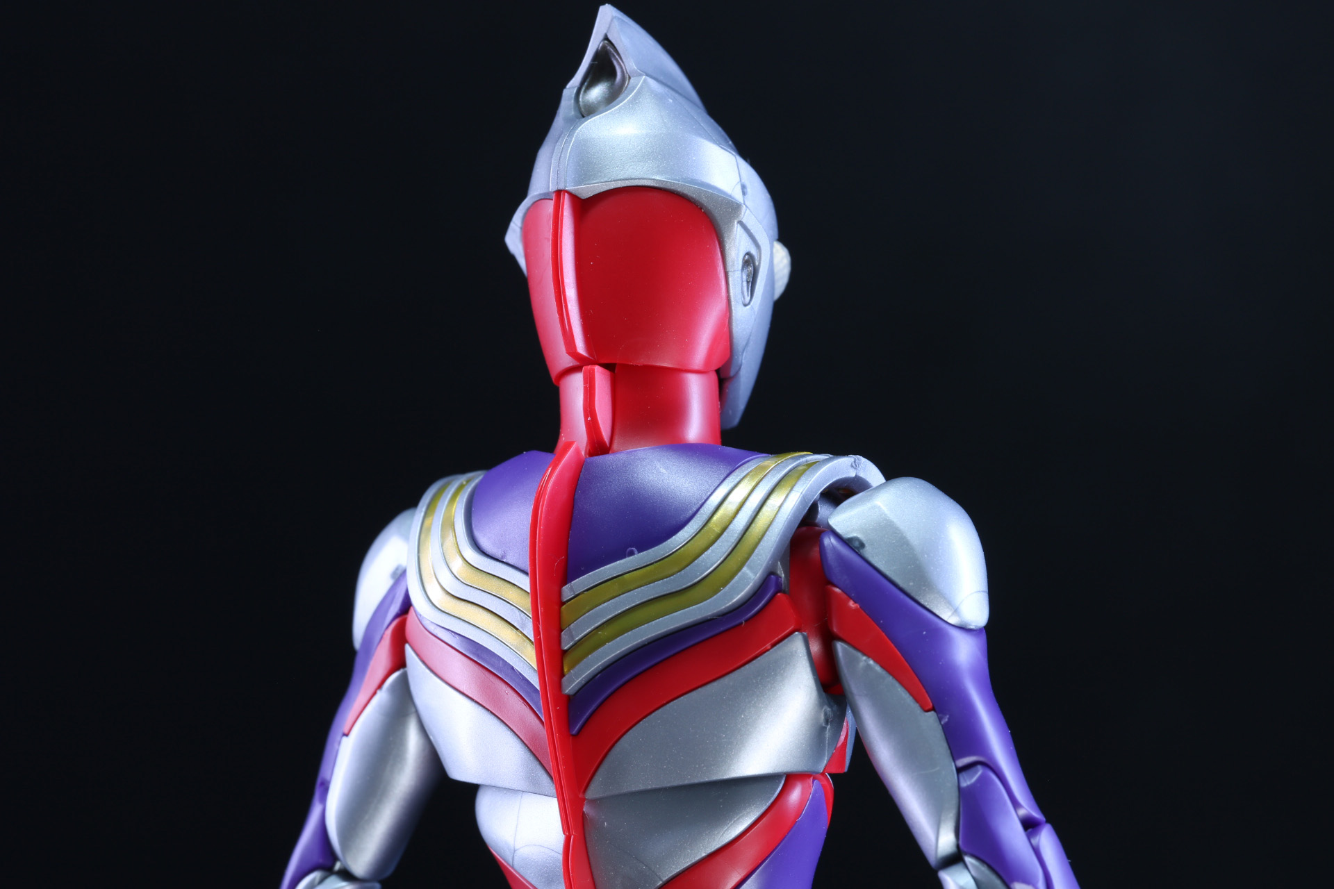 腕は細かいパーツ構成となっているが、力強い印象のラインが再現されている