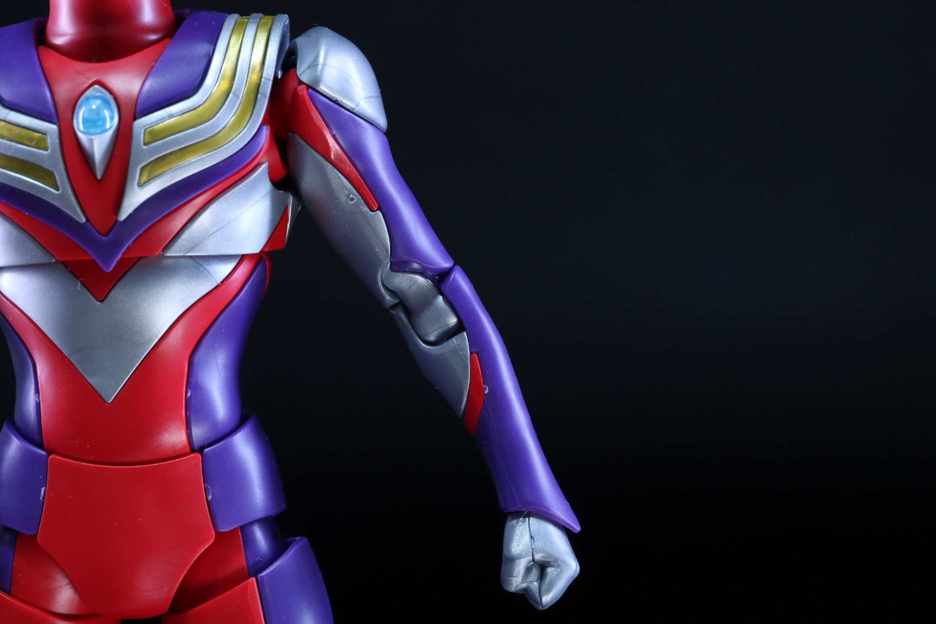 腕は細かいパーツ構成となっているが、力強い印象のラインが再現されている