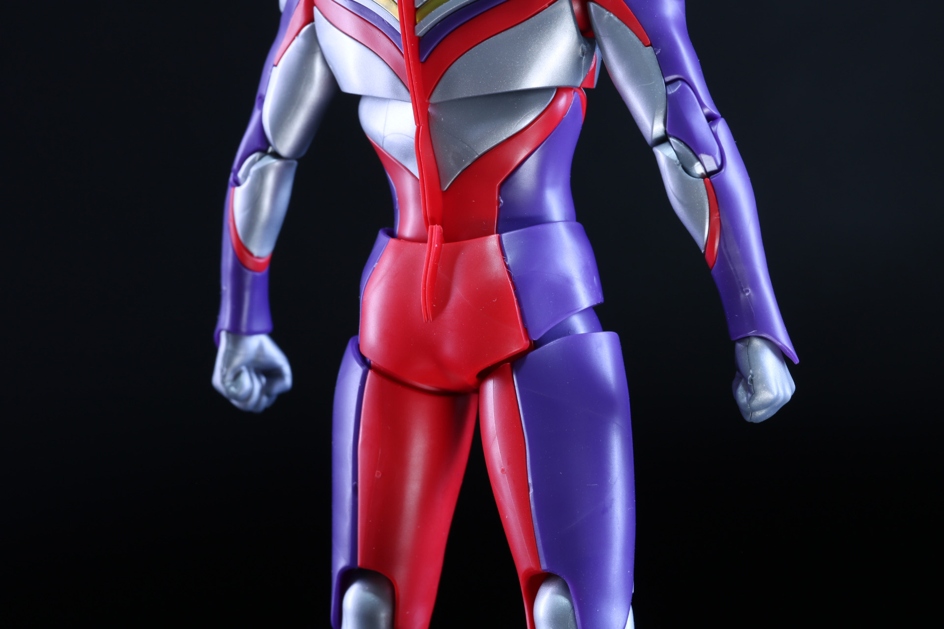 足元はすっきりした脚線でしっかりと自立する