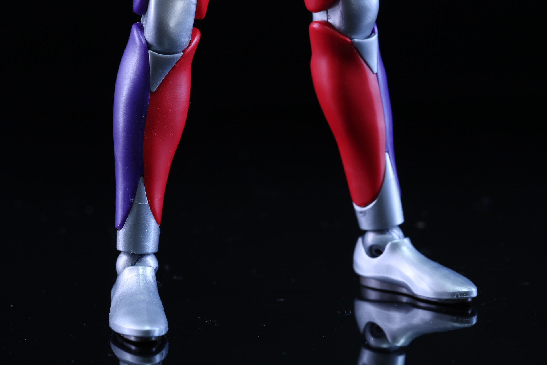 足元はすっきりした脚線でしっかりと自立する