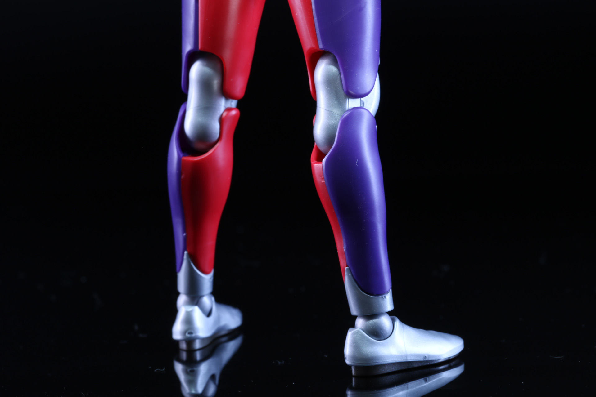 胸部のカラータイマーは青と赤に差し替えが可能