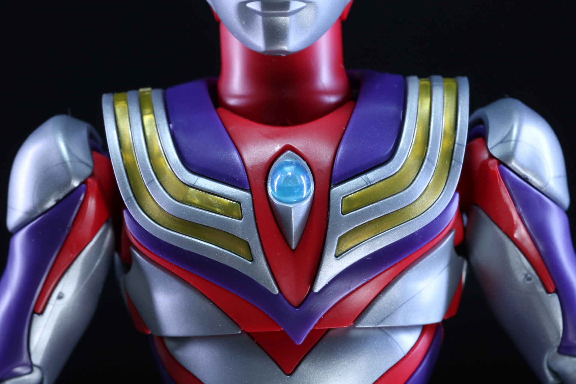 胸部のカラータイマーは青と赤に差し替えが可能