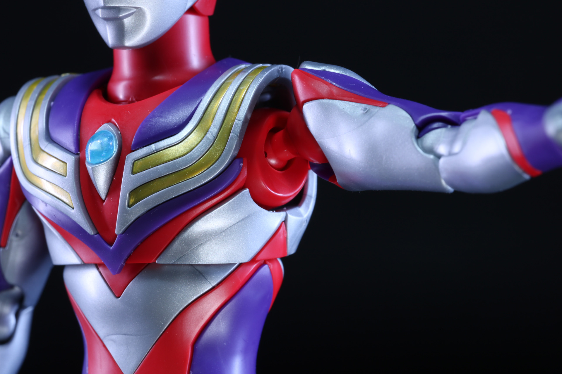 肩口の可動は引き出しとボールジョイントで幅広い腕の表現が可能