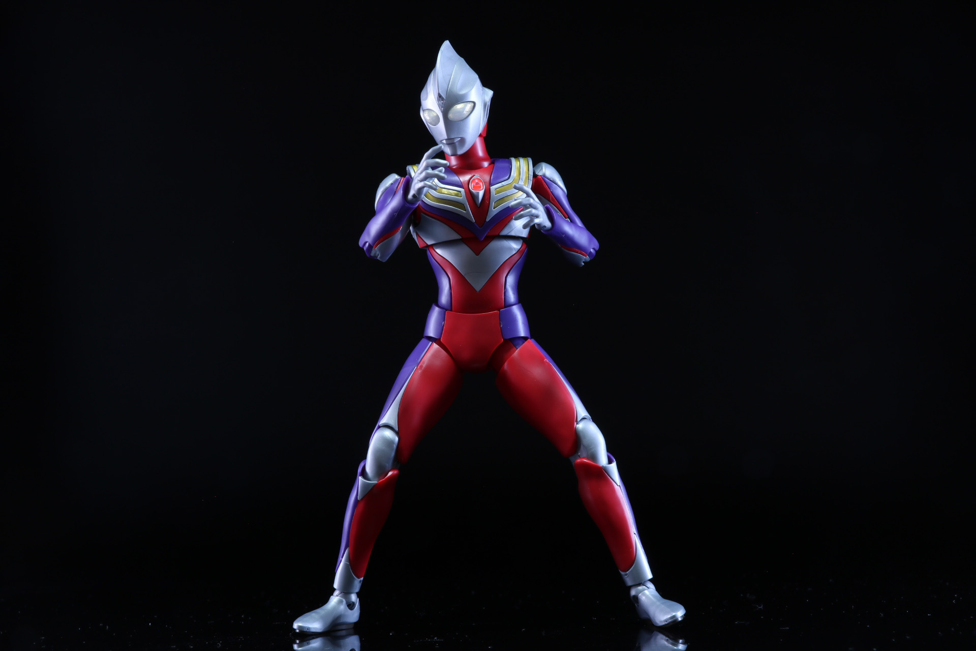 カラータイマーを差し替えて赤く光るピンチ演出も