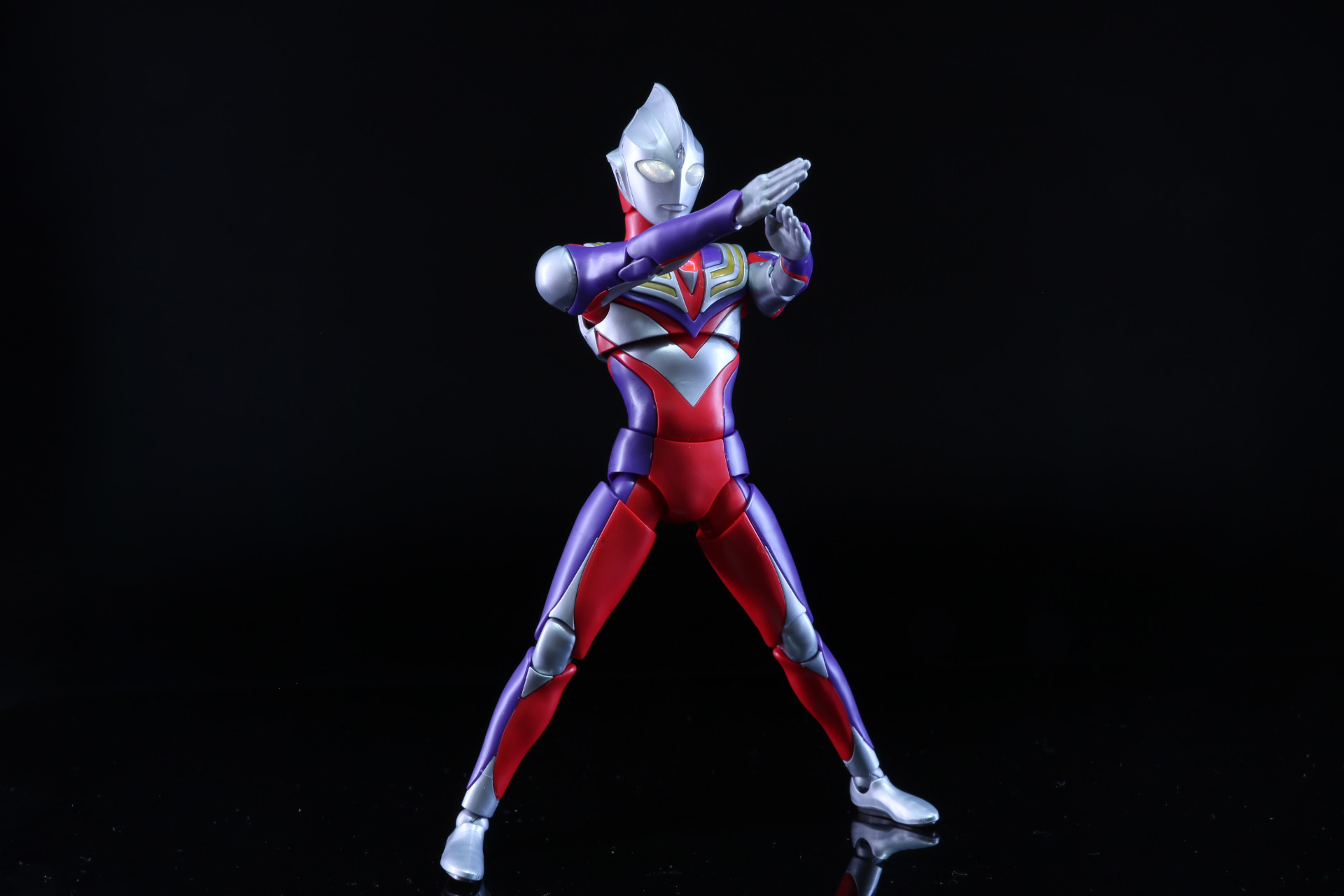 両手をクロスさせ、両手を広げていく