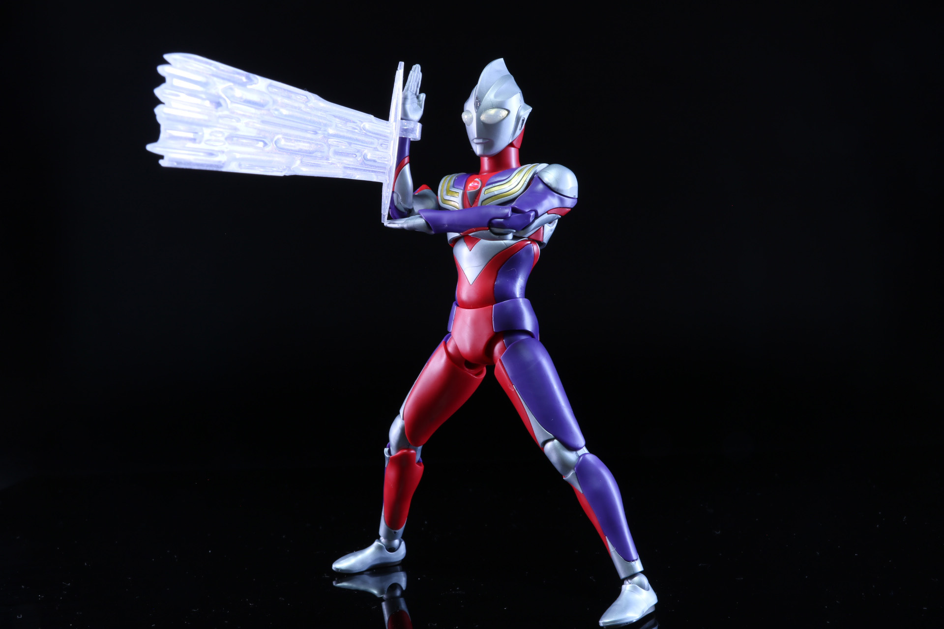 発射姿勢でゼペリオン光線を放つ