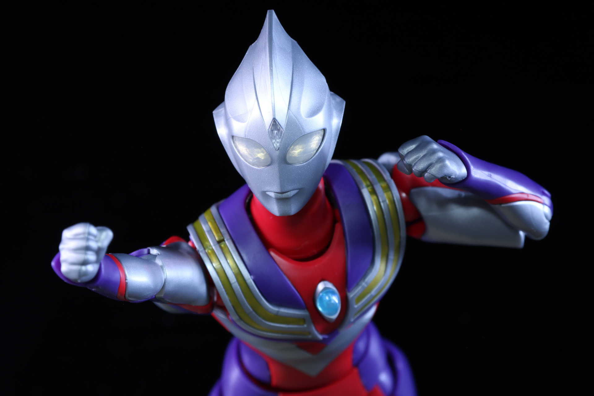 ダイゴがスパークレンスの光に包まれてウルトラマンティガに変身