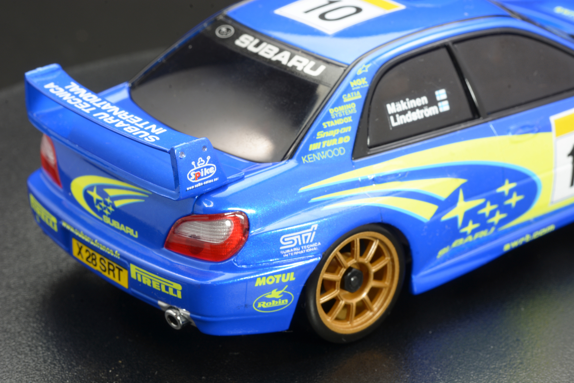 ボディカラーを引き立てる金のホイール