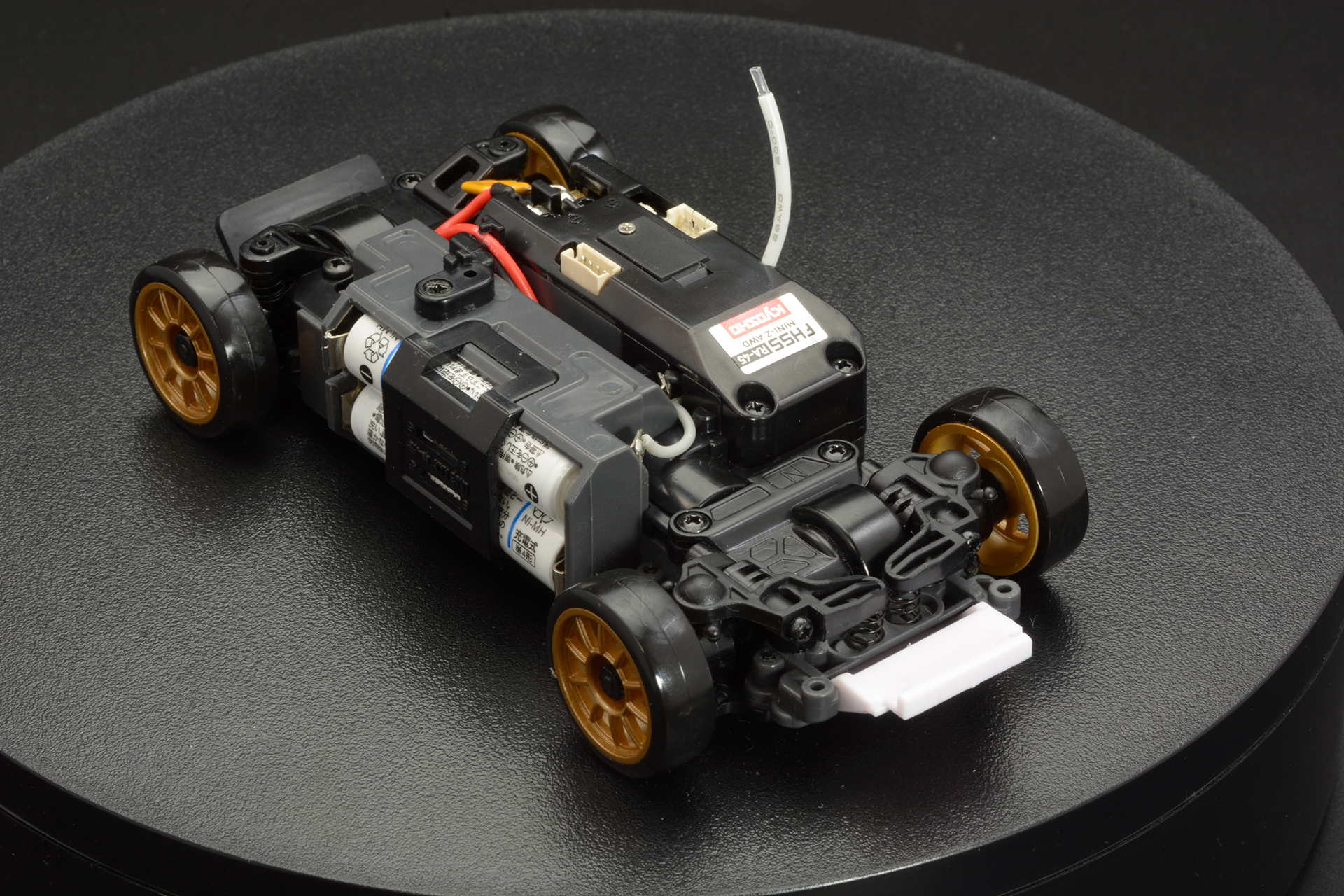 シャフトドライブ4WDの「MA-020-N」シャシー。オプションパーツでセッティングの変更なども行える