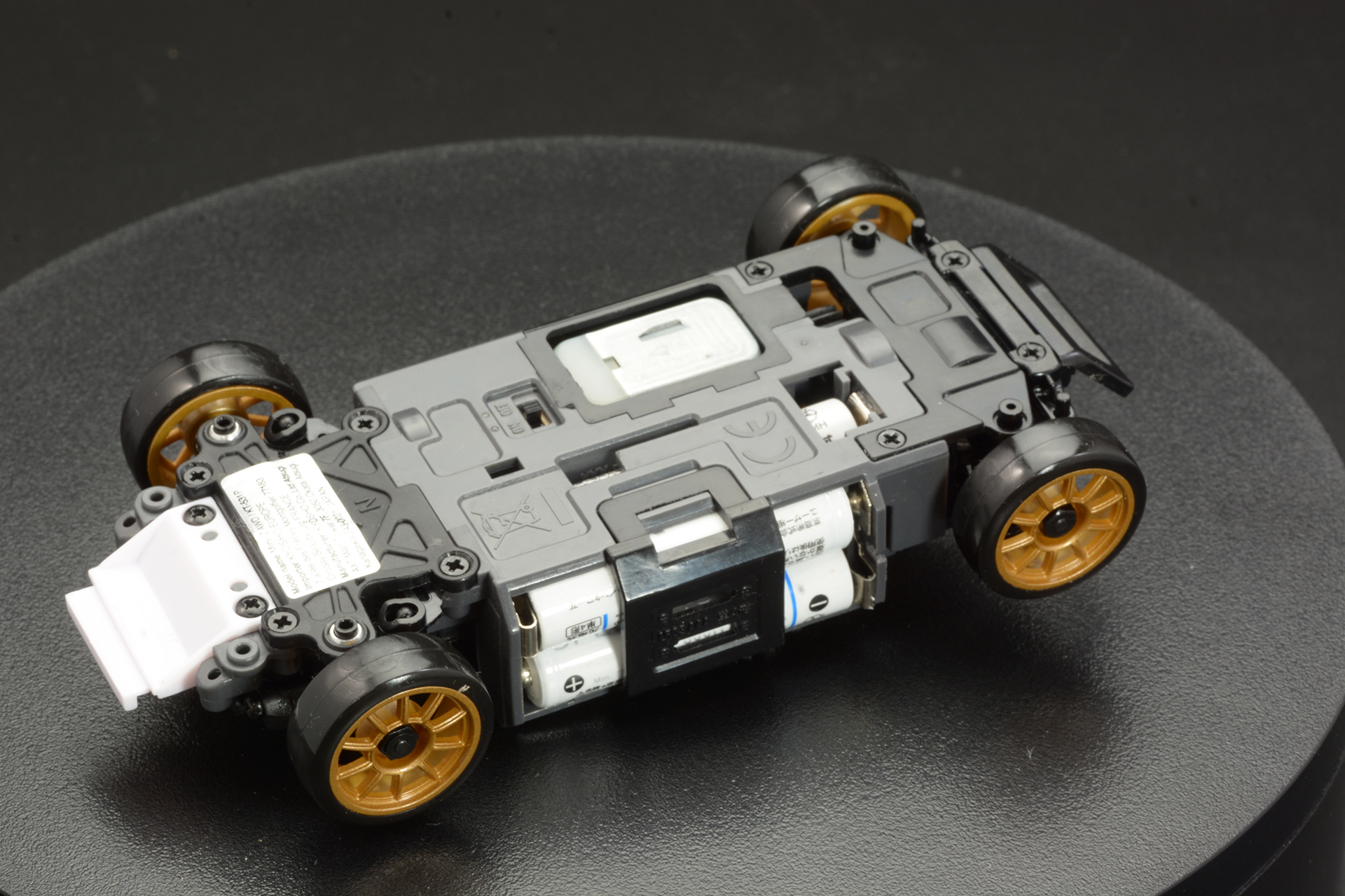 シャシー裏面。モータが露出しており、排熱効果を高めている