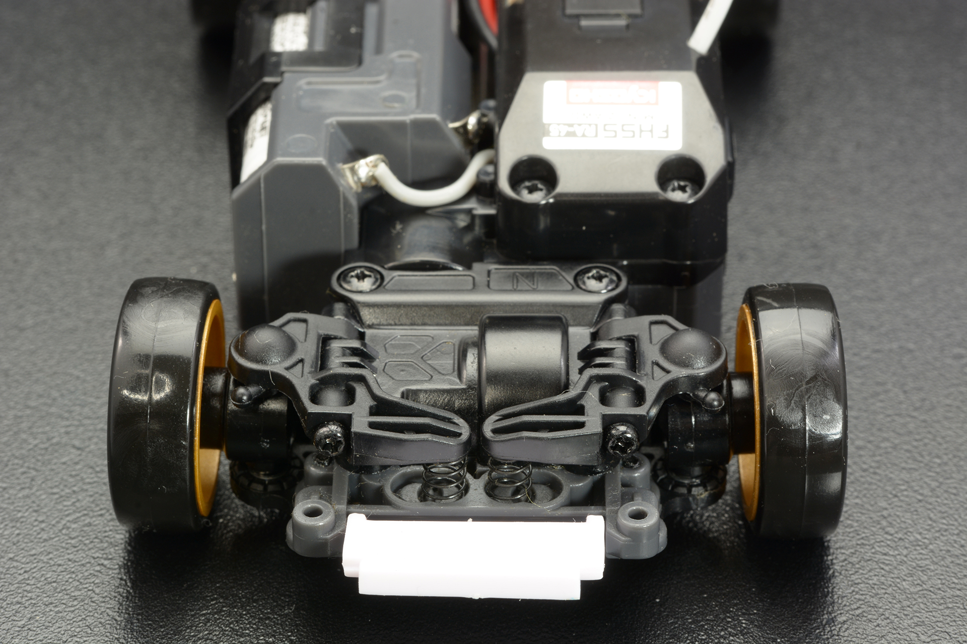 フロントサスペション、小サイズながら本格的な構造だ