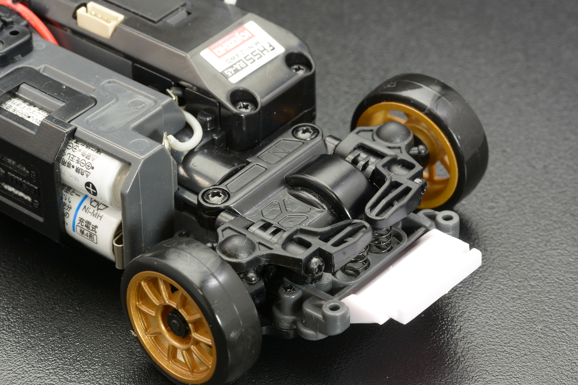 タイヤはドリフト用の硬質なもの。ホイールのネジを外して交換できる