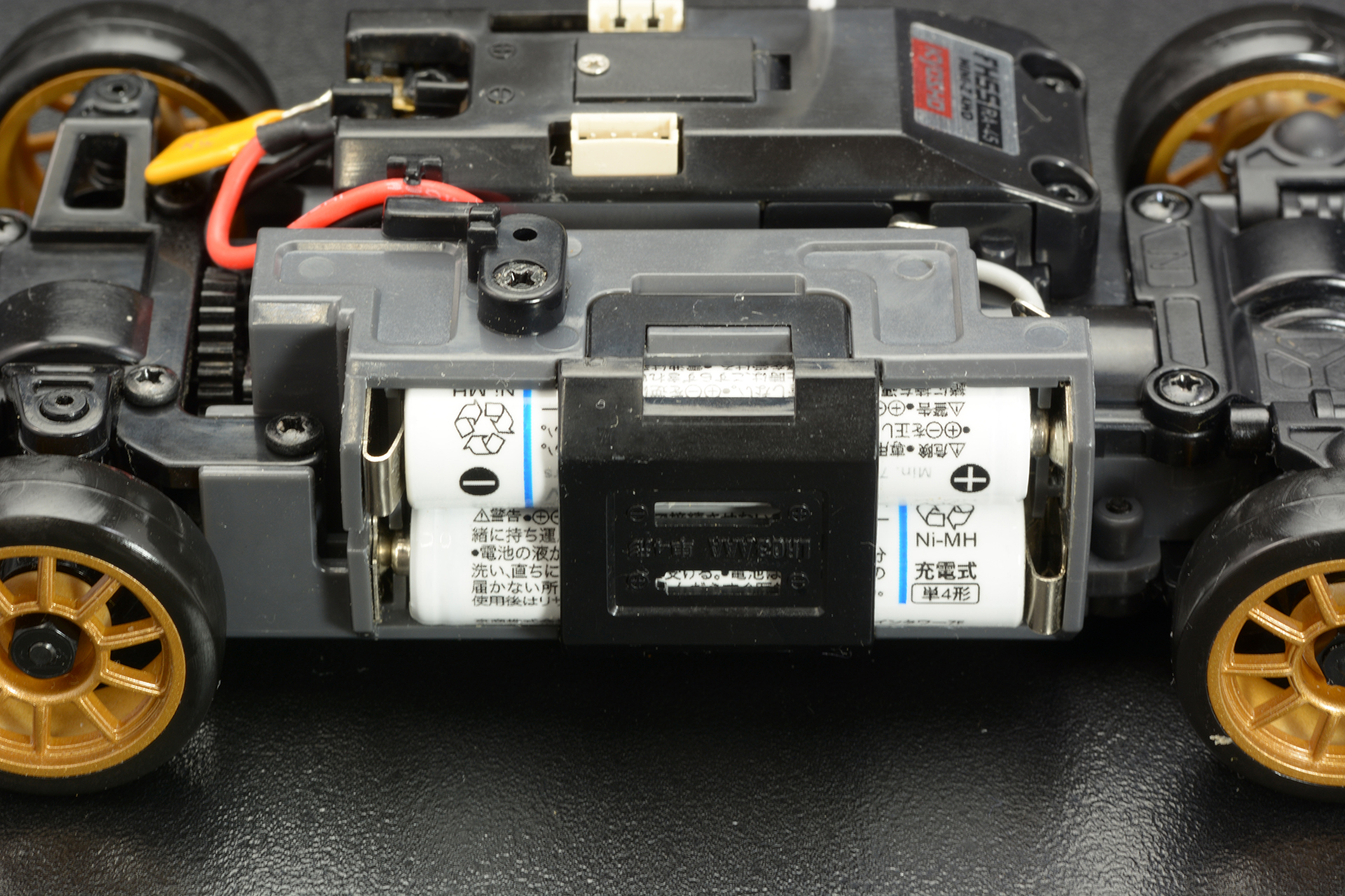 単4のアルカリ乾電池4本で約50分の走行が可能