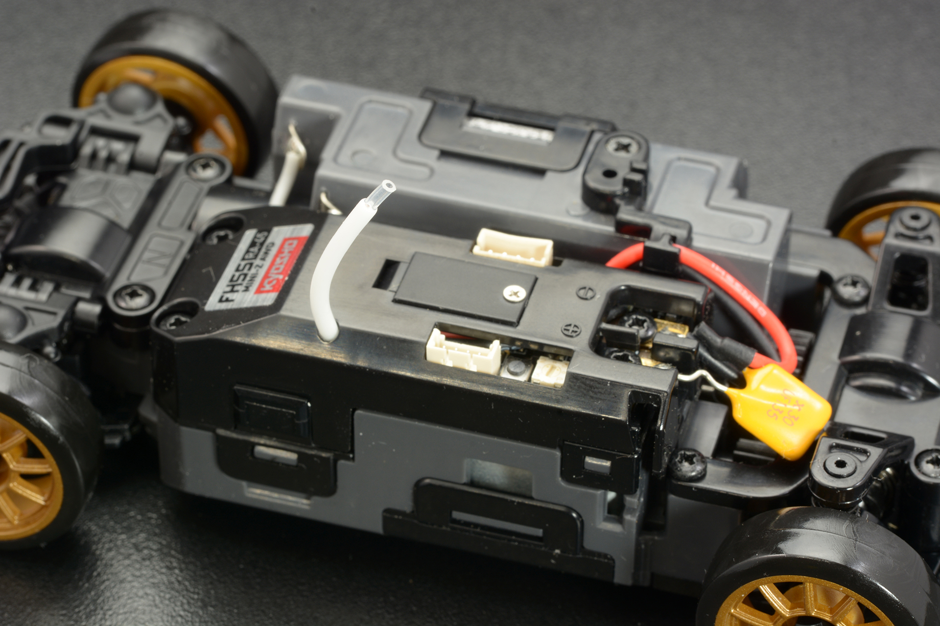 シャーシ上部にはジャイロユニットとLEDユニットのコネクターがある