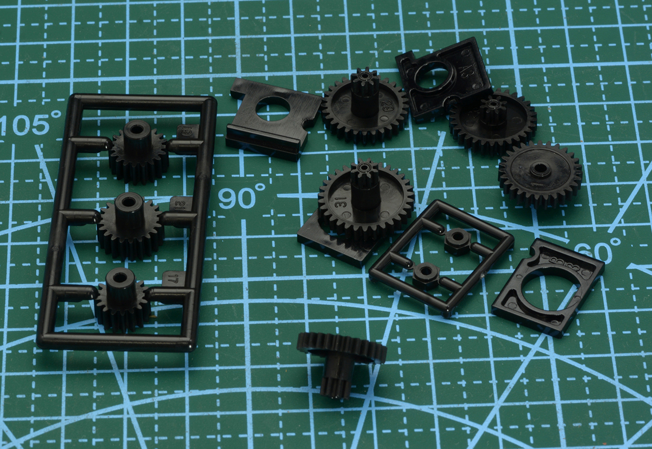 ギアや専用工具など同梱品は豊富だ
