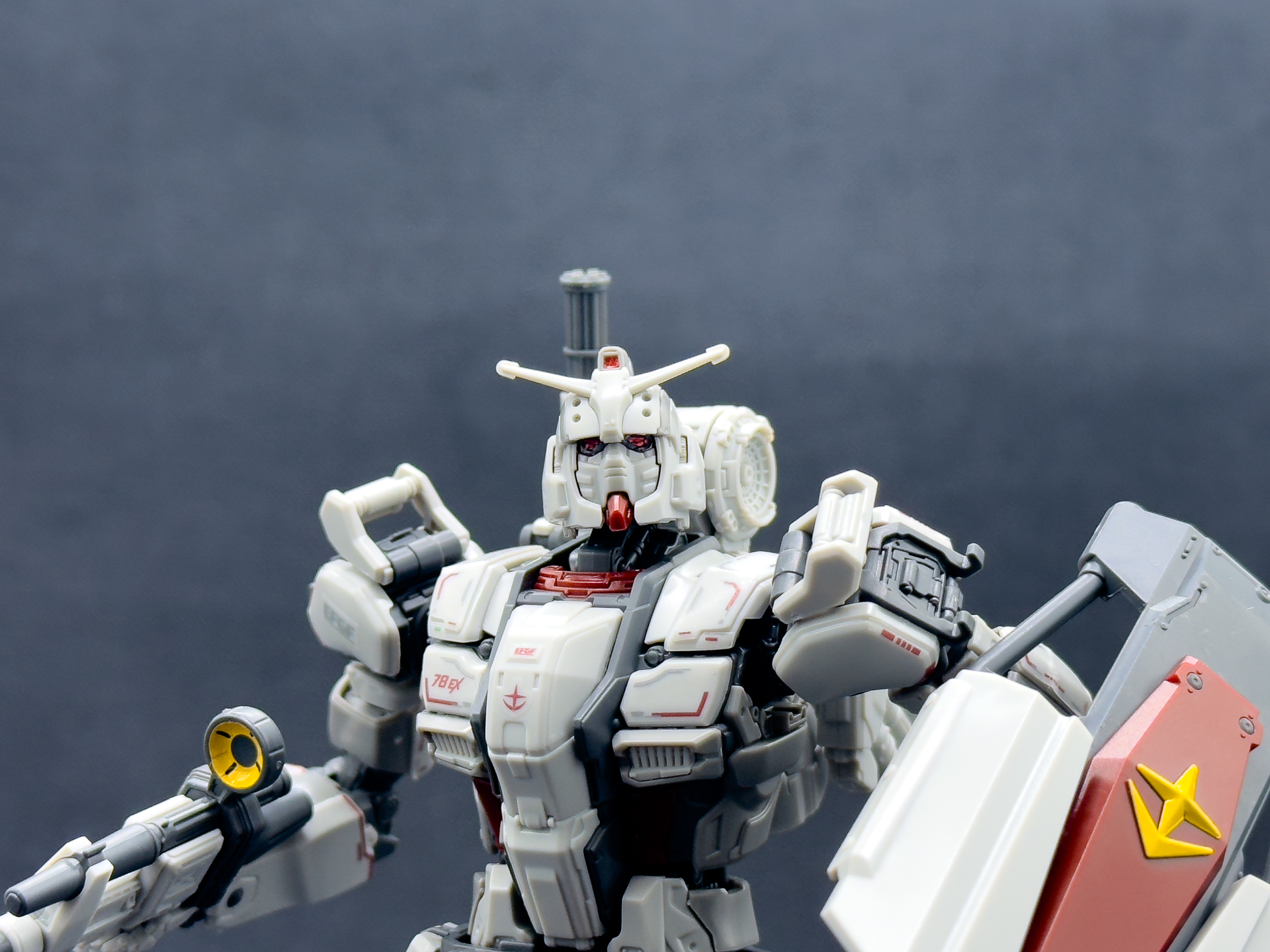 ガンダムEXは特徴的なツインアイを持つガンダムです。