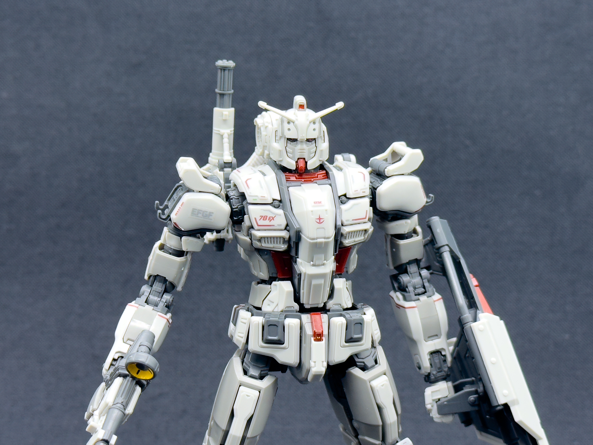 これまでのガンダムにはないパネルラインとスタイルをしています。