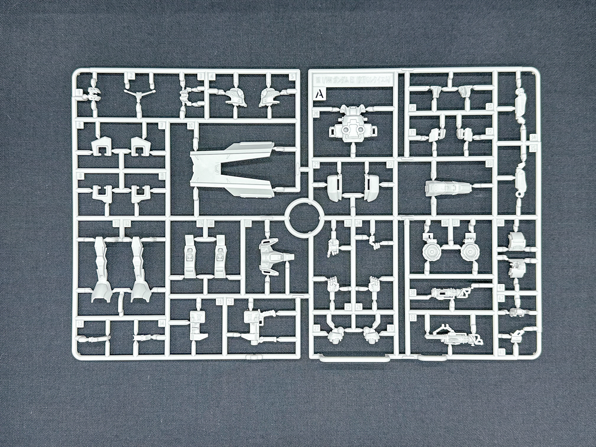 Aランナー。各部外装やショルダー・ガトリングの基部のパーツを有します。