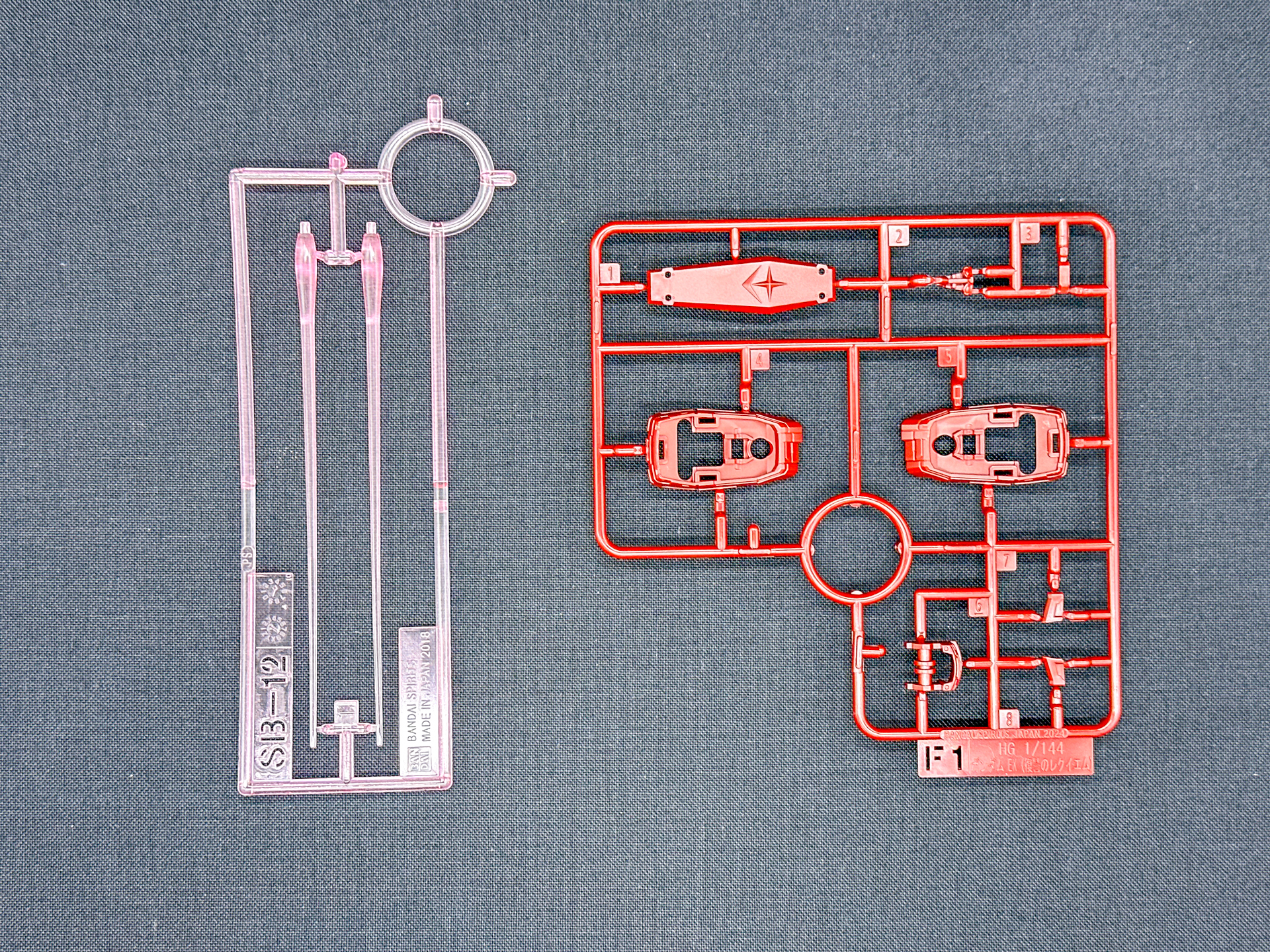 F1ランナーおよびビーム・サーベルエフェクトパーツ。本キットのビーム・サーベルエフェクトパーツはクリアピンクとなっています。