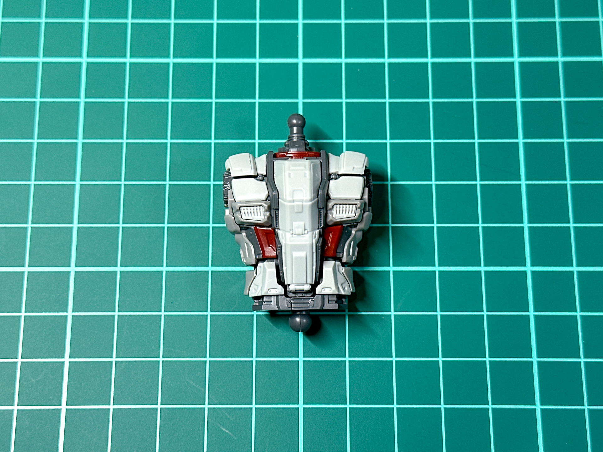 組み立てが完了した胴体パーツ。細かくパネルラインが分割されたデザインとなっています。