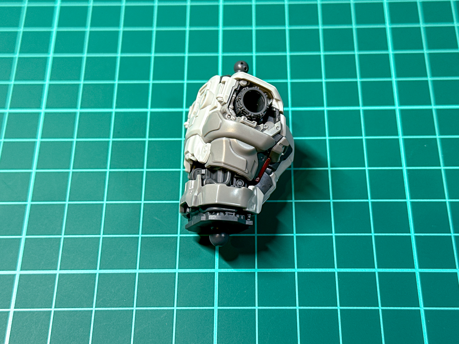 腹部を可動させると内部構造が露出する構造となっています。