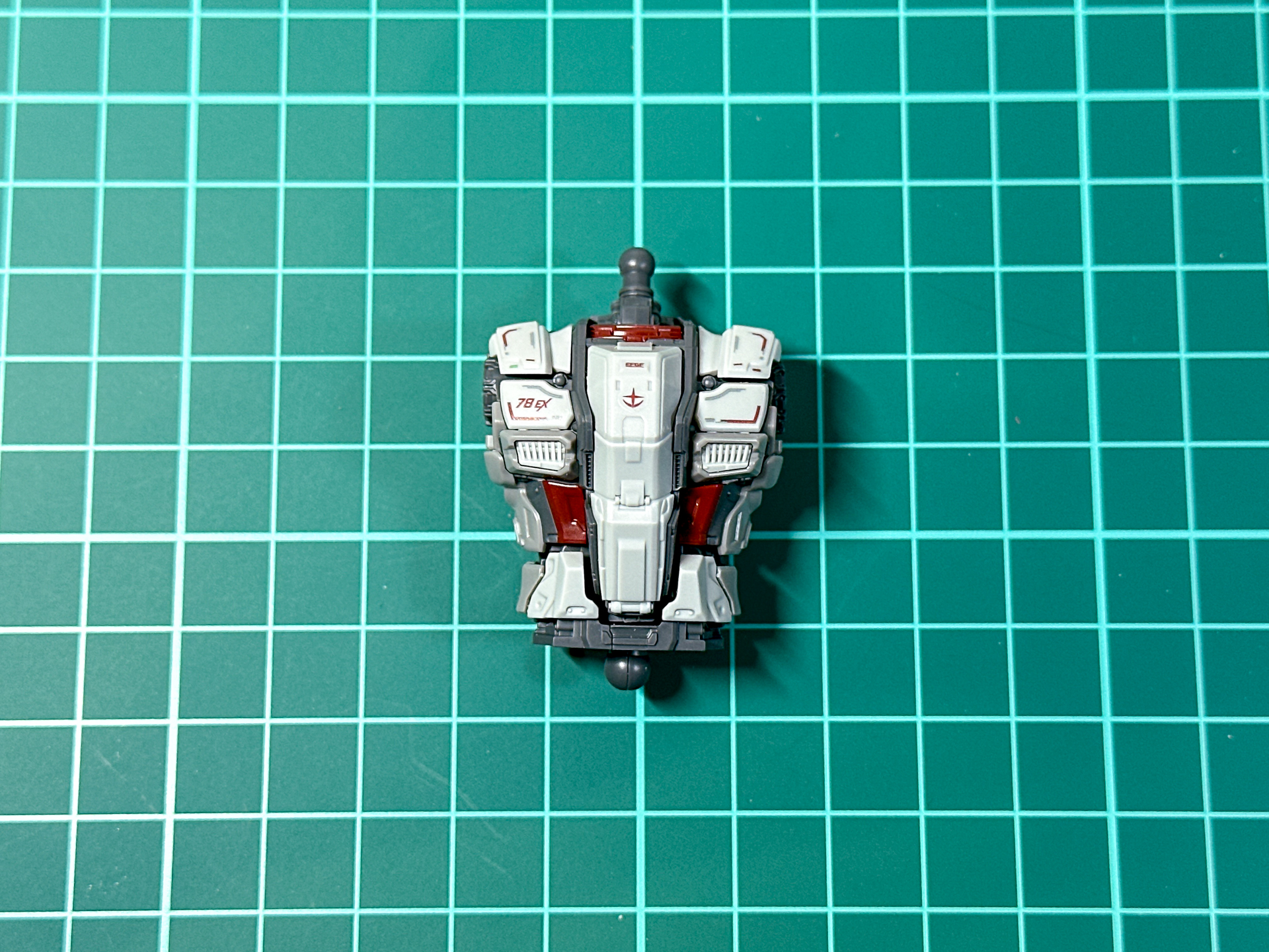 マーキングシールを貼り付けた胴体パーツ。情報量がアップしました。