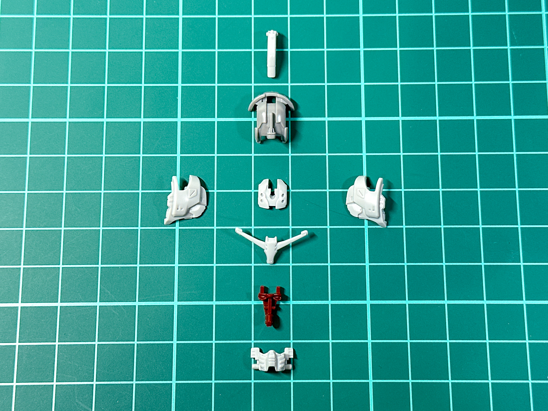 パーツ状態での頭部パーツ。全8パーツにて構成されています。