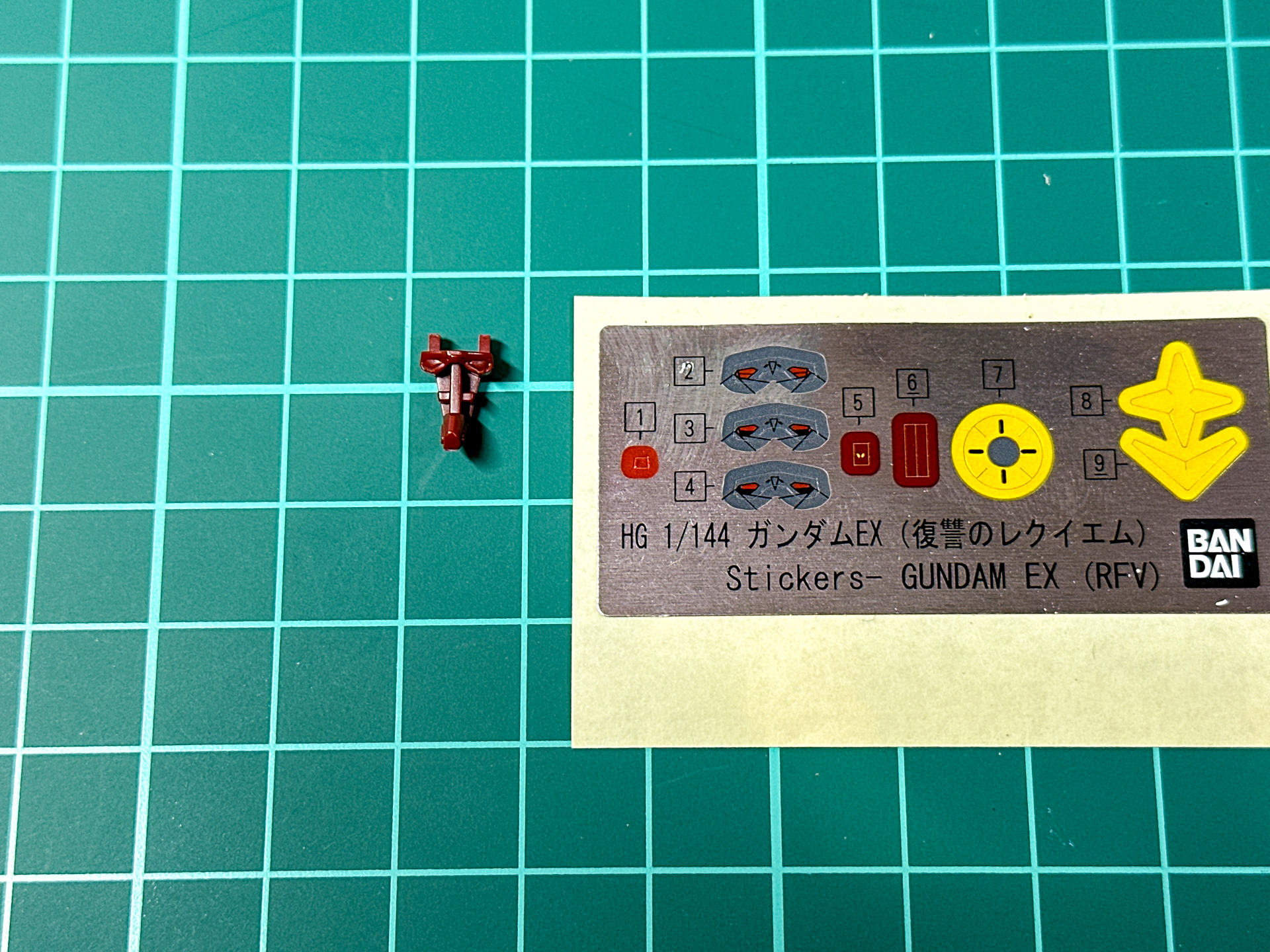 ツインアイの点灯パターンは3種類から選択可能となっており、シールにより再現します。