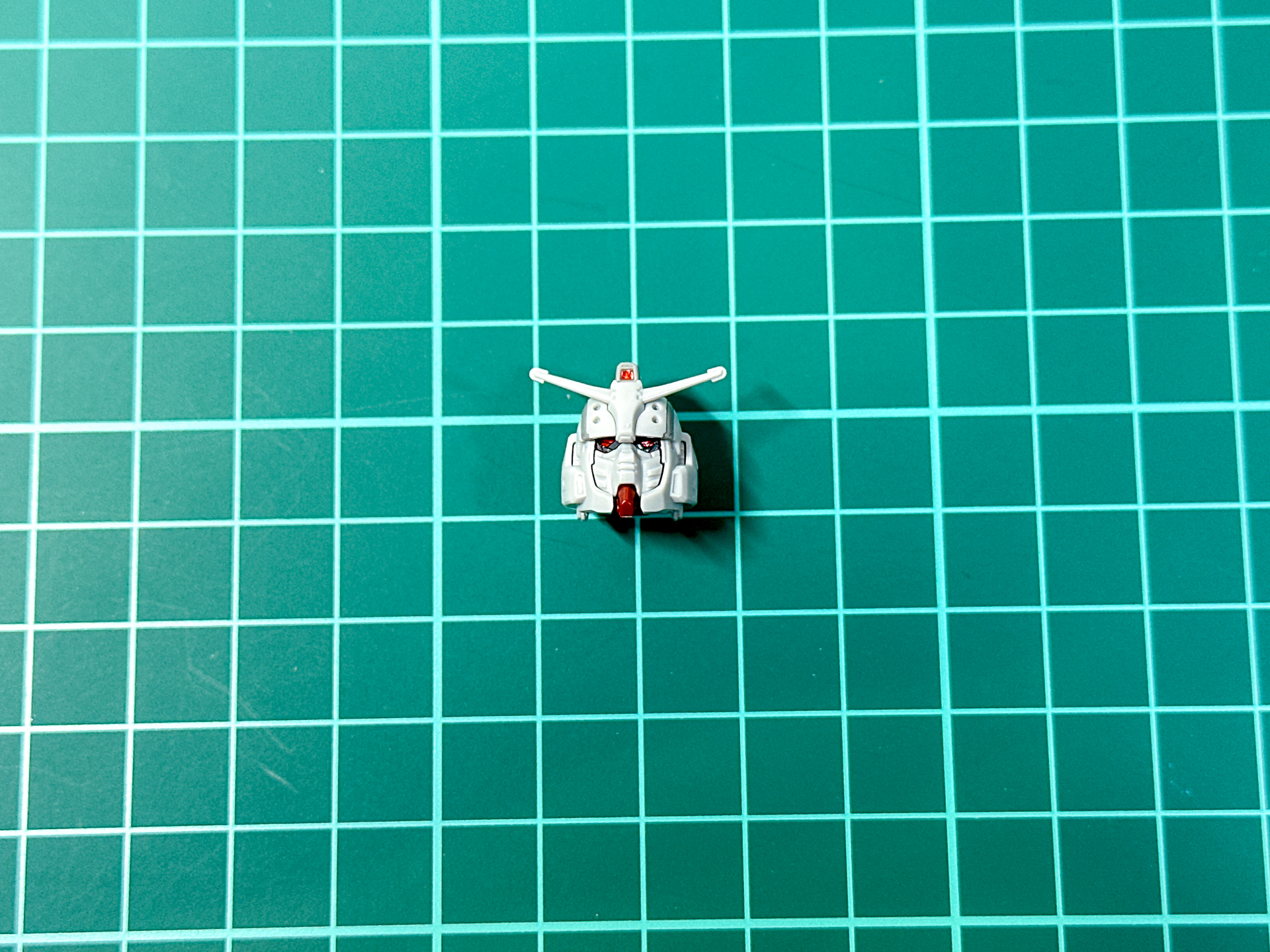 組み立てが完了した頭部パーツ。今回の記事ではツインアイを全点灯させるパターンで制作していきます。