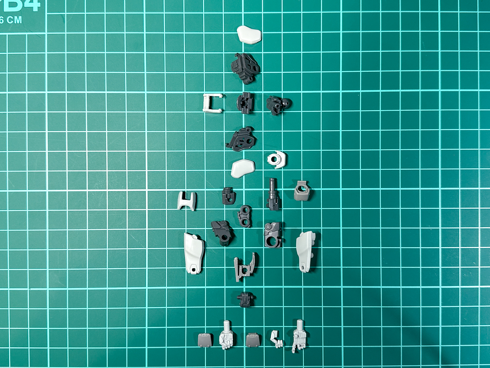 組み立て前の腕部パーツ。交換用手首パーツを含め全24パーツにて構成されています。