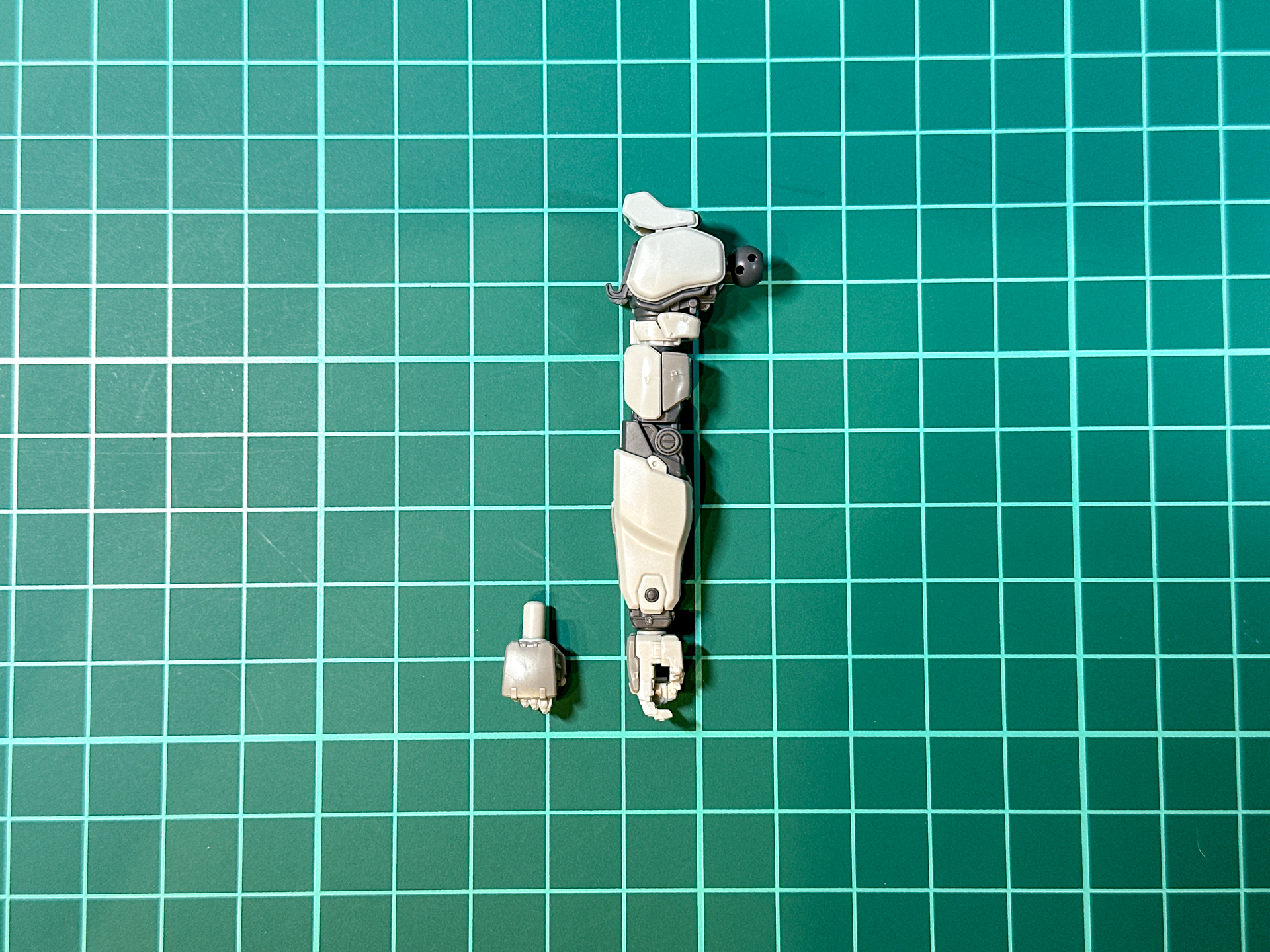 組み立て後の腕部パーツ。手首パーツは握り手とライフル持ち手が付属します。