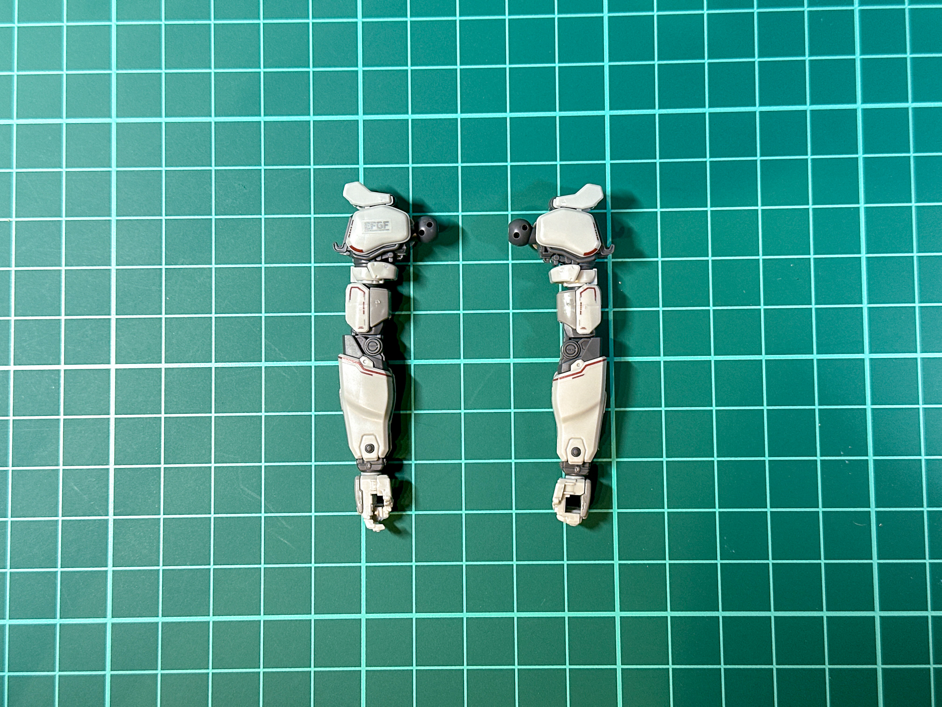 マーキングシールを貼り付けた両腕部。左右ともに同じマーキングを貼り付けています。