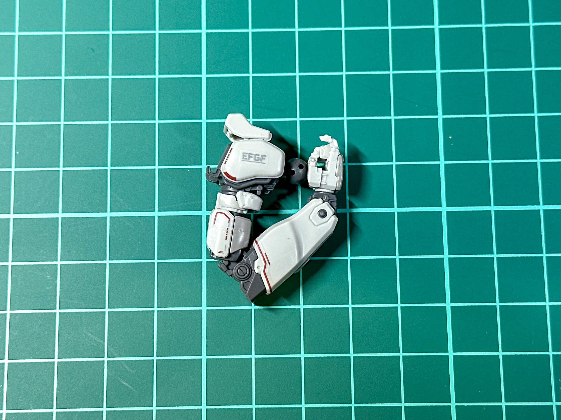 肘関節は2重関節となっているため、大きく可動させることが可能です。