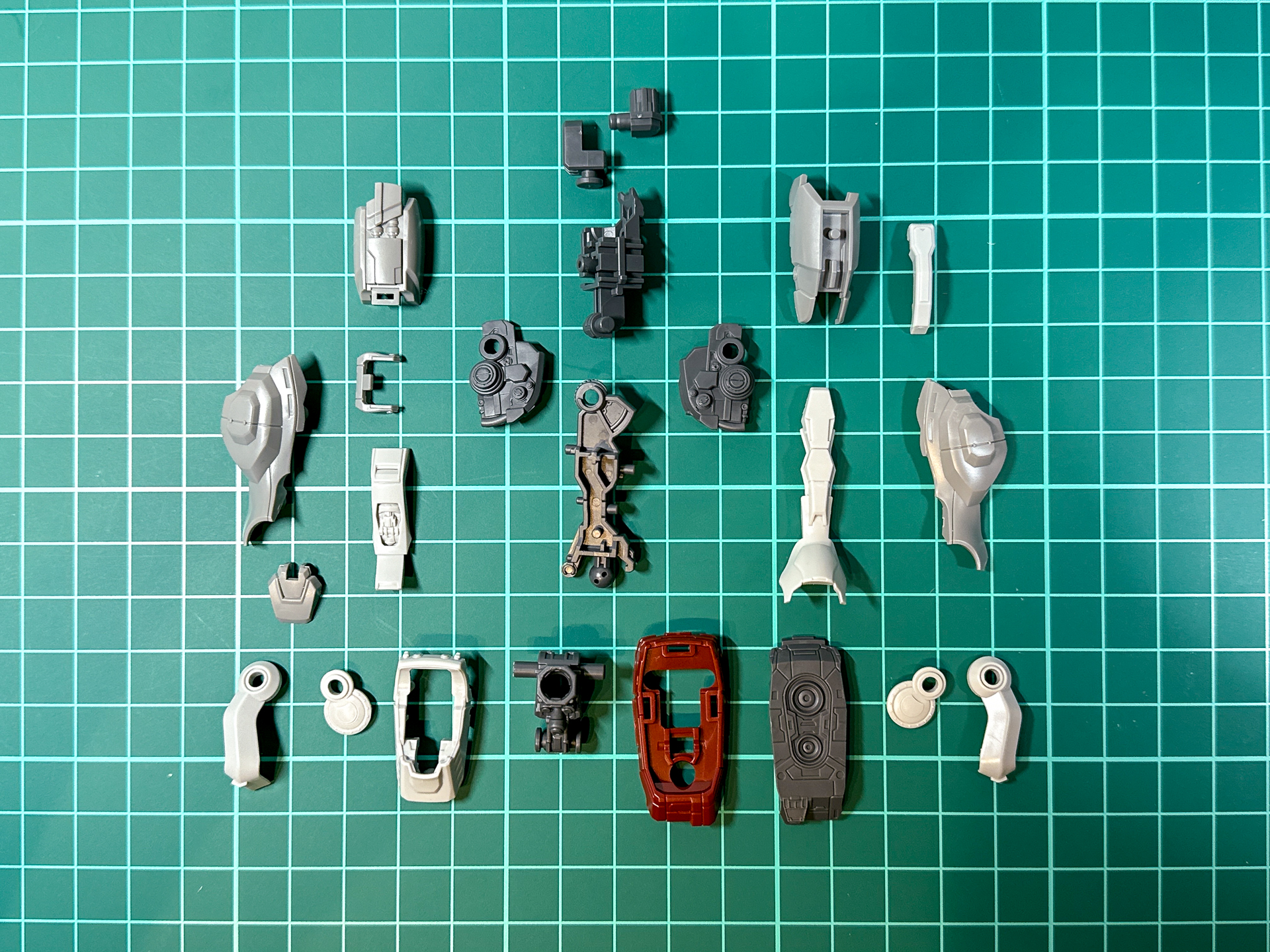 パーツ状態での脚部パーツ。全23パーツにて構成されています。