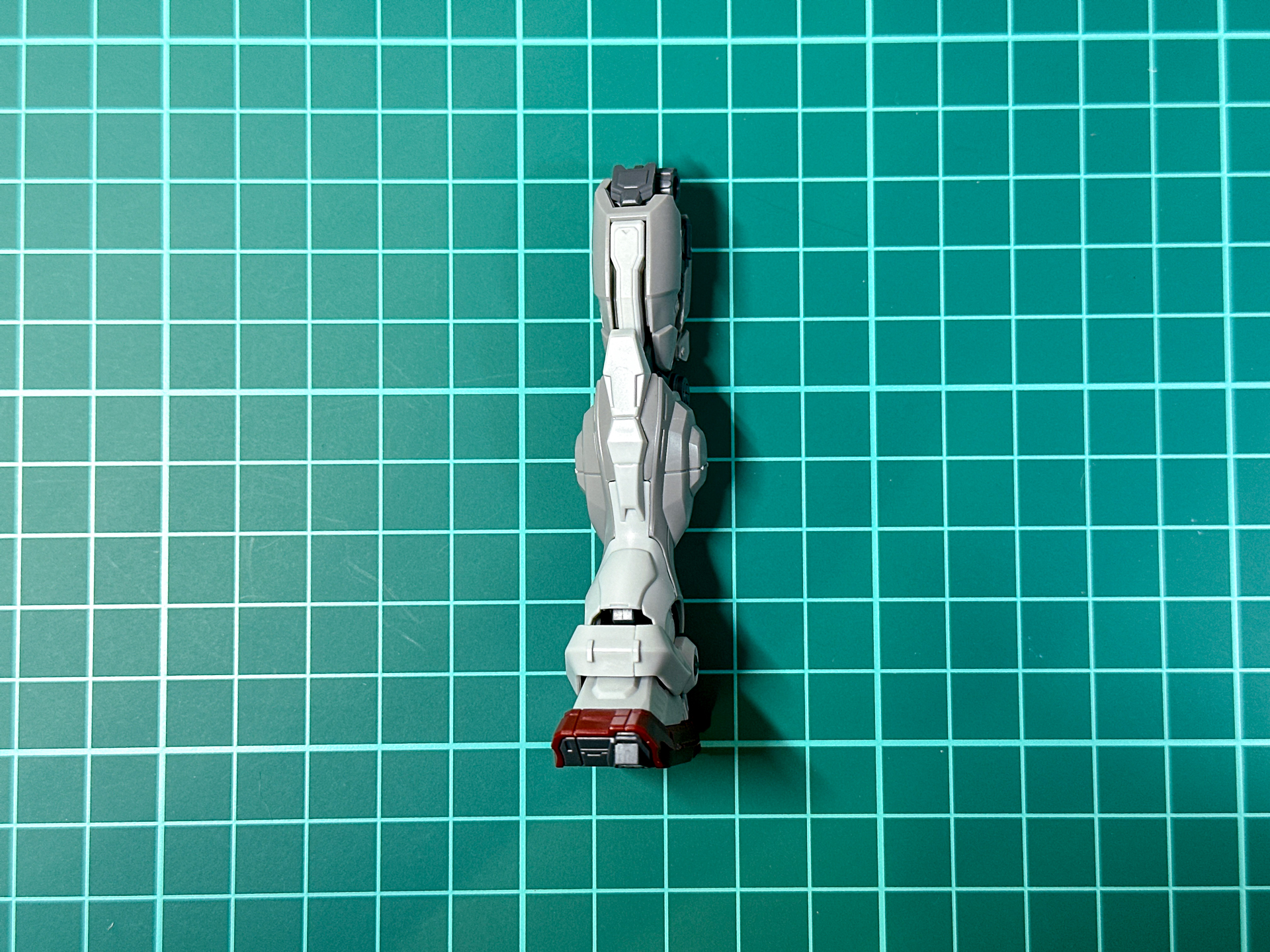 組み立てが完了した脚部パーツ。左右対称形状となっています。