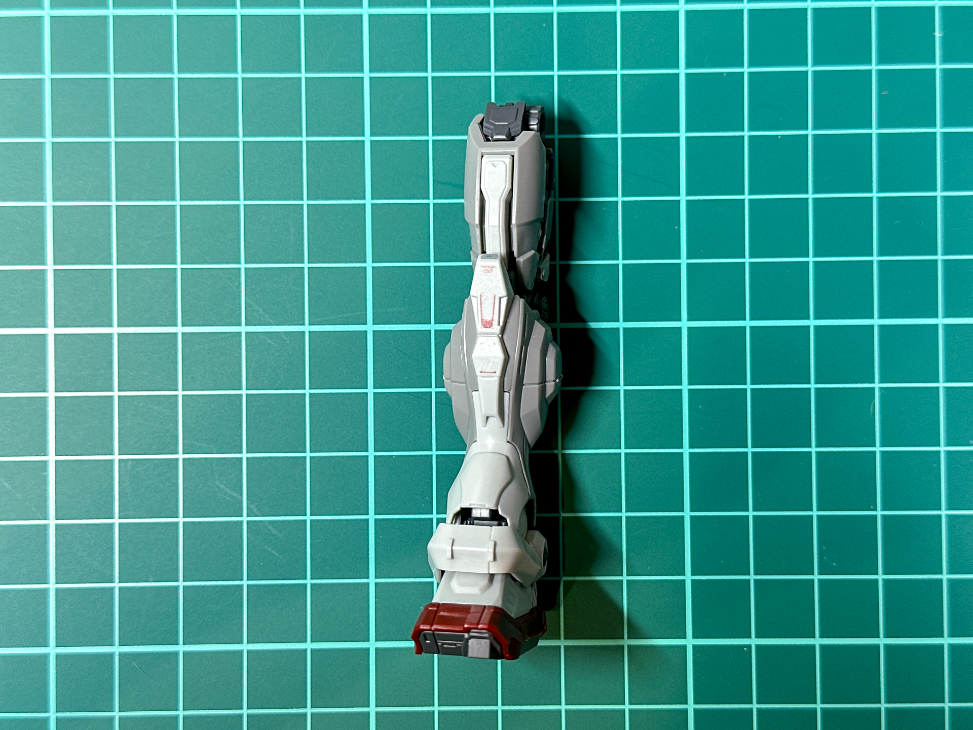 マーキングシールを張り付けた脚部パーツ。膝部分の情報量が増しました。