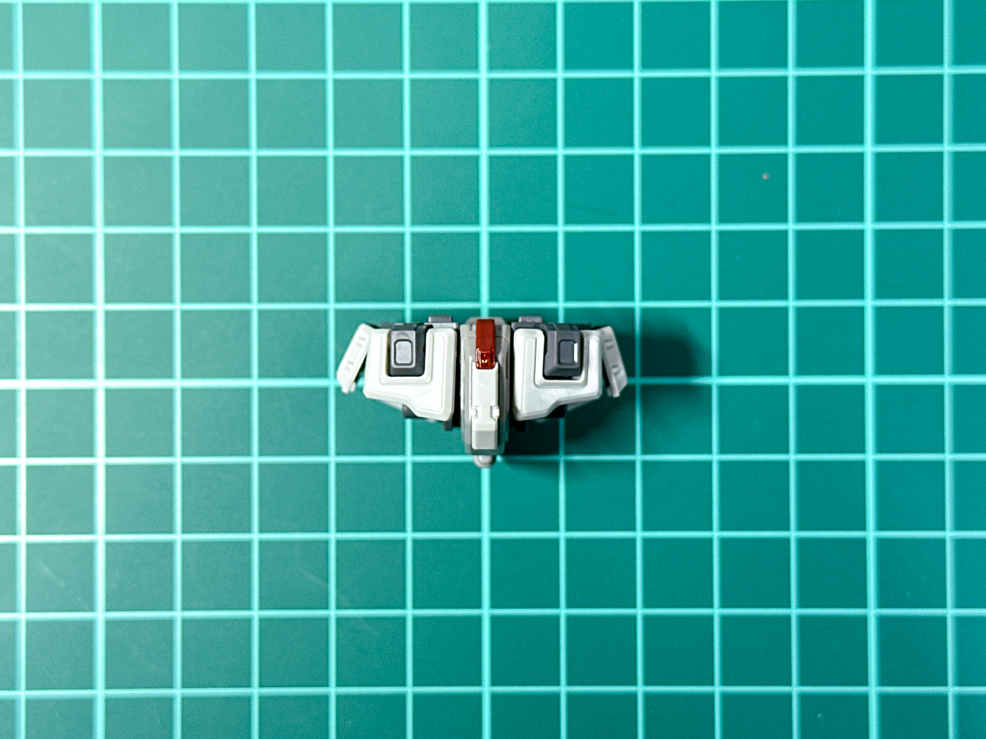 組み立て後の腰部パーツ。股関節のマーキングとサイドスカートフレームの色分けはシールによる色分けとなっています。