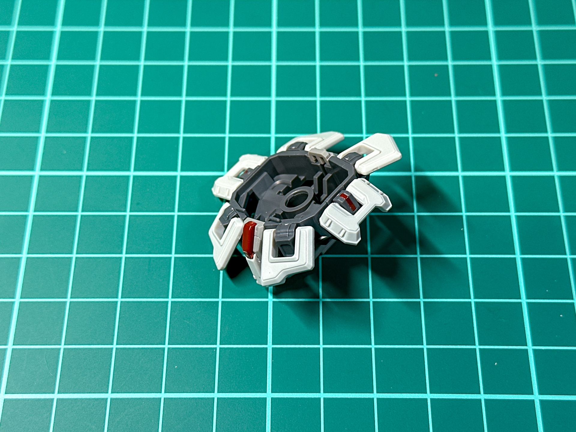 前後左右のスカートは軸可動によって可動します。