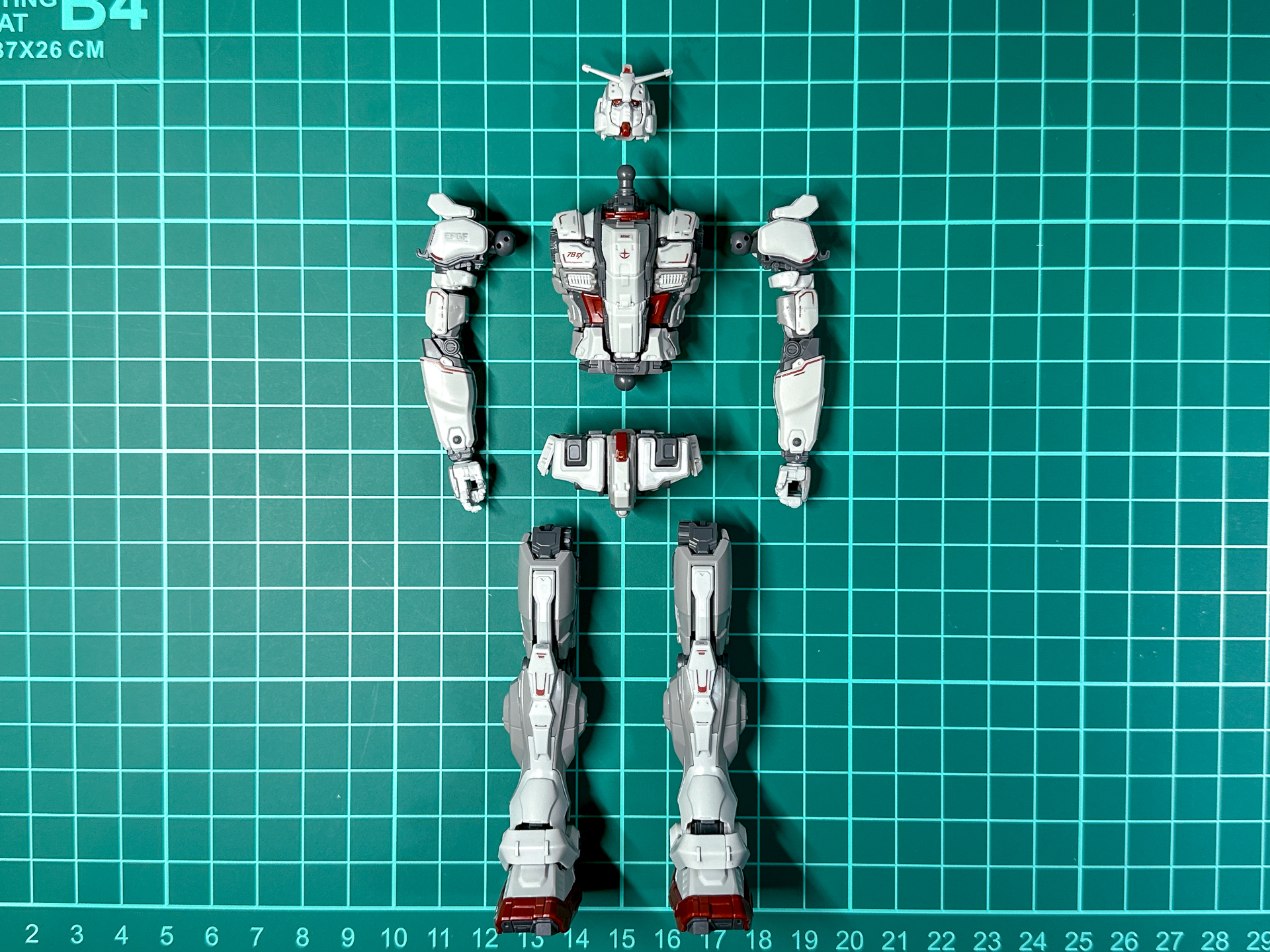 一体化前のガンダムEX。脚部パーツの接続は軸接続、その他はボールジョイントによる接続となっています。