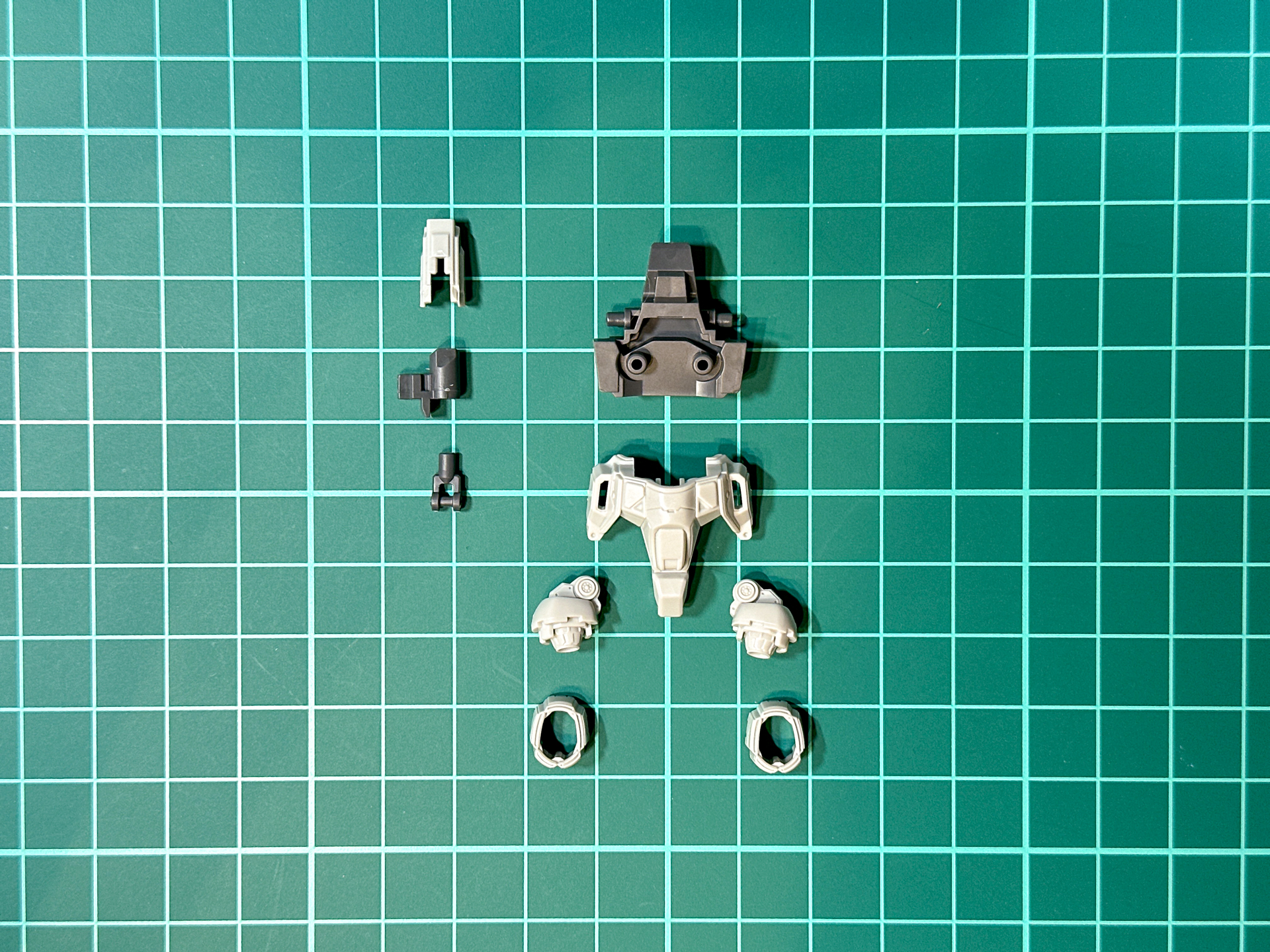 パーツ状態でのバックパック。全9パーツにて構成されています。