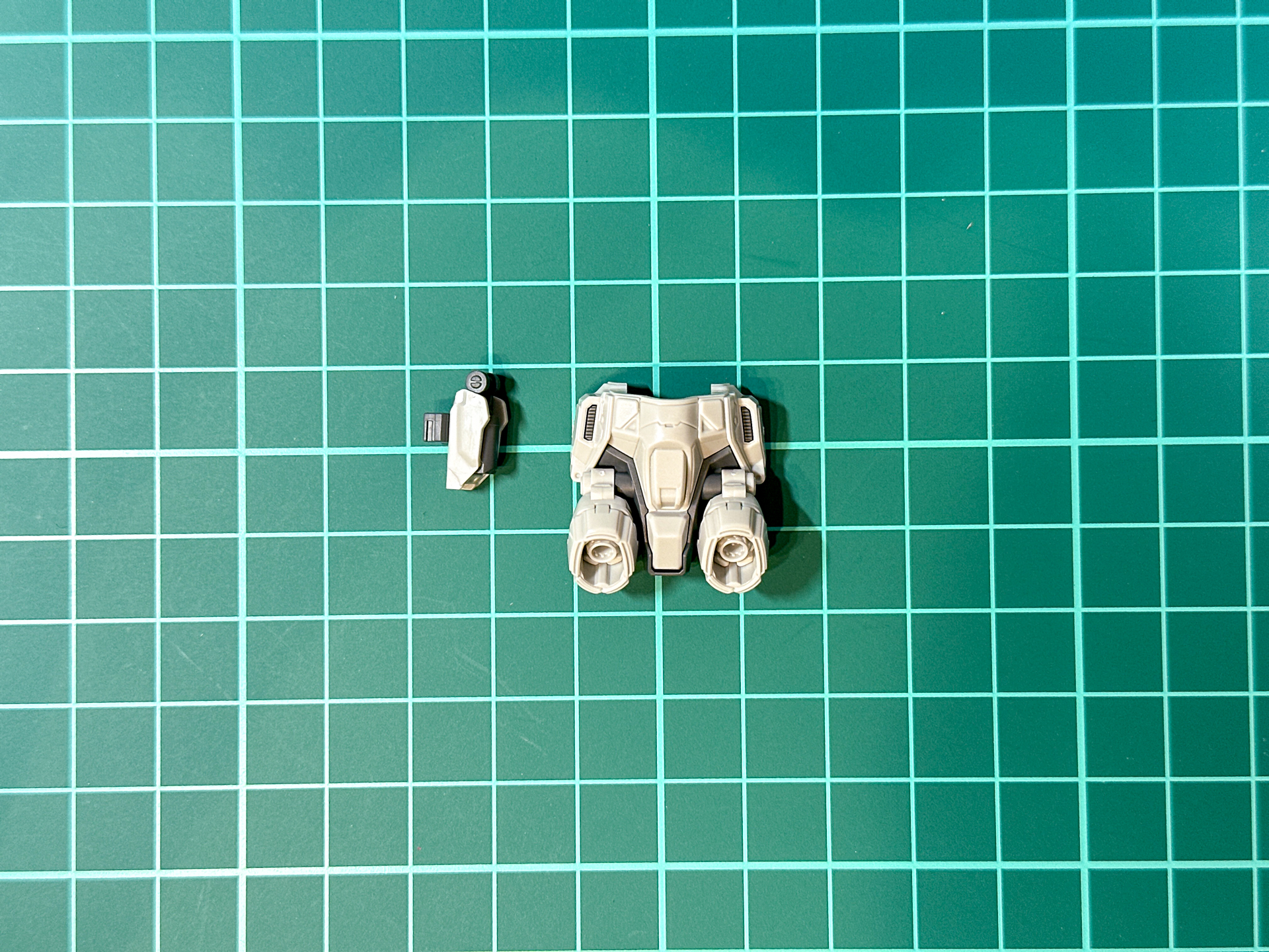 組み立てが完了したバックパック。サーベルラックのない形状となります。