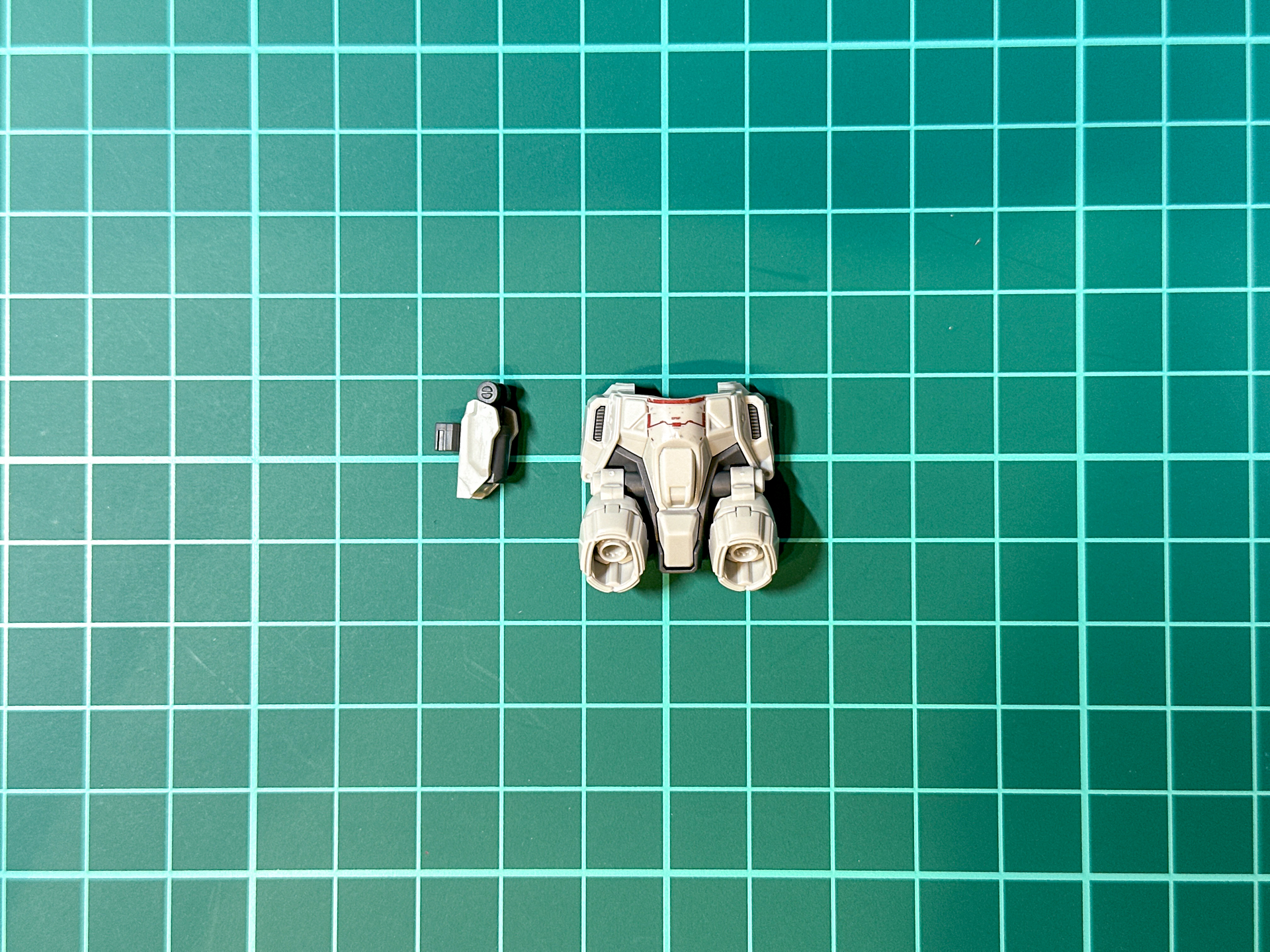 バックパックにも中央部にマーキングシールを貼ることで情報量を追加できます。